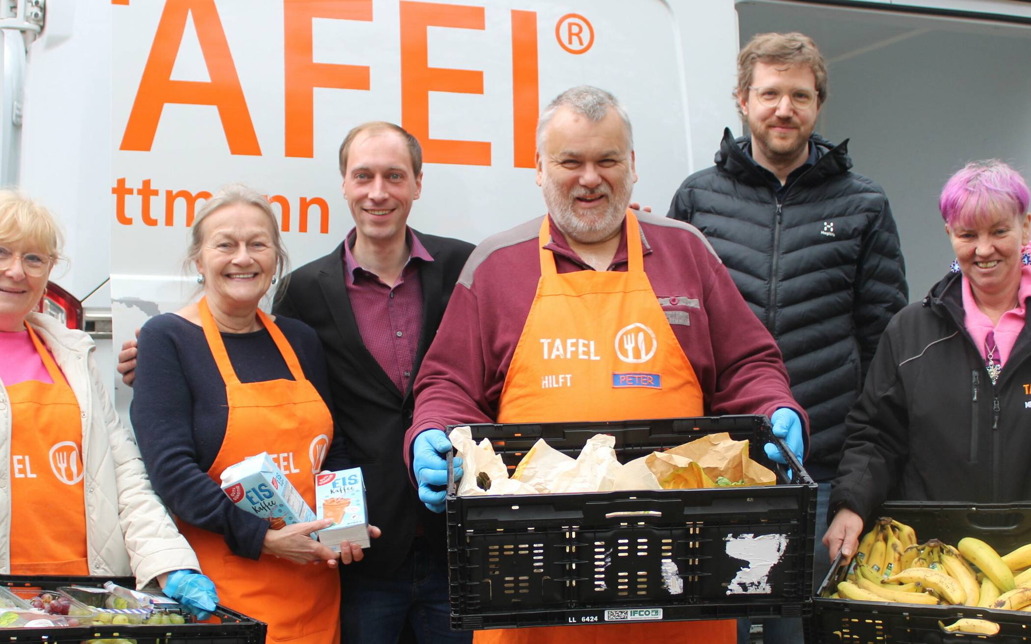 Sie alle hoffen, möglichst bald Gewissheit über die Zukunft der Tafel Mettmann zu erlangen: Mitarbeiter mit Tafel-Leiter Simon Wilde (3. von links) und Moritz Klees von der Diakonie (2. von rechts). 