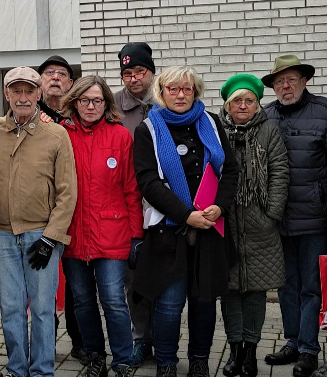 Stolpersteine in Mettmann: Die Omas gegen rechts legten dort Blumen ab. 