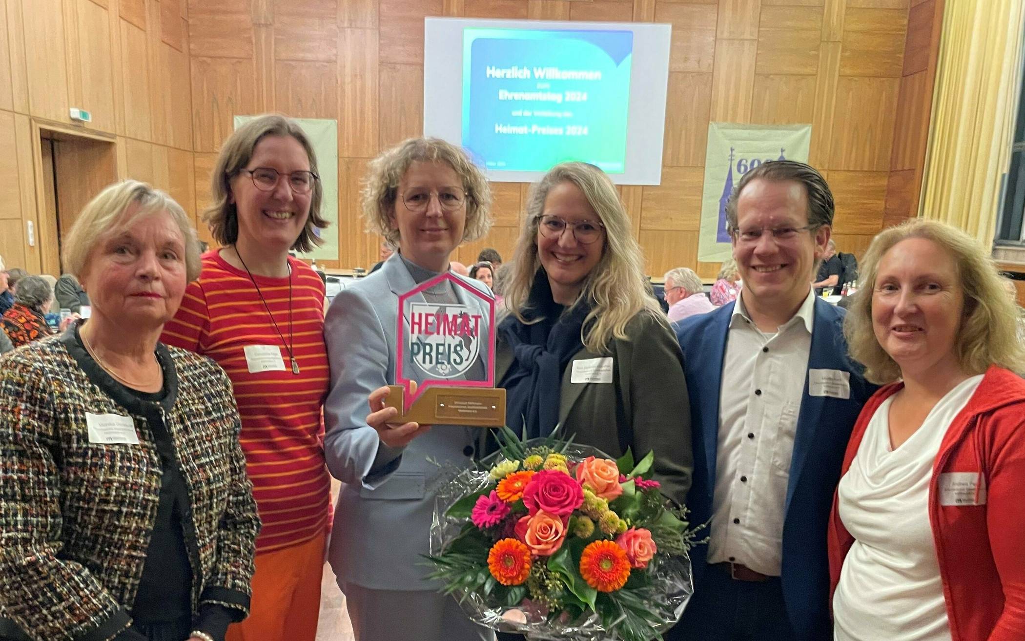  Der Heimatpreis 2024 geht an den Freundeskreis Stadtbibliothek: Bürgermeisterin Sandra Pietschmann mit den Vorstandsmitgliedern (v. l.) Monika Denstorff, Constanze Pape, Kari Jackson-Klönther, Martin Koch und Andrea Perry. 