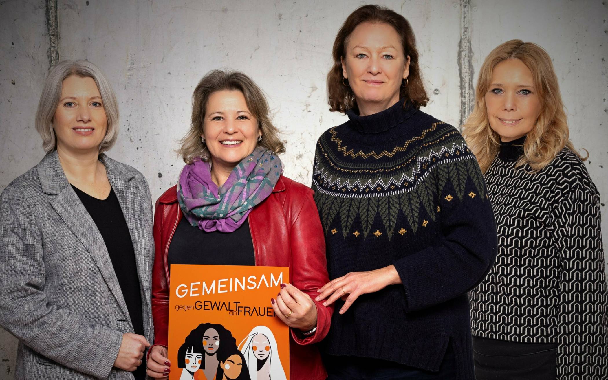 Mettmanns Gleichstellungsbeauftragte Karen Brinker ruft mit Jennie Weingartner, Ulrike Haug und Gabi Förster (v. l.), die im Frauennetzwerk Mettmann engagiert sind, zur Teilnahme am Orange Day auf.    