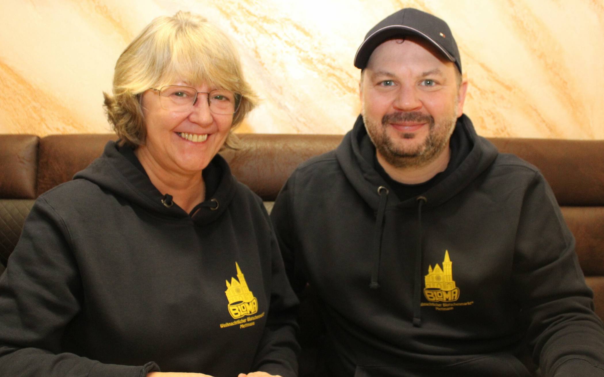 Herr und Frau Blotschenmarkt: Bettina Barth und Florian Peters in den neuen kleidsamen Blotschenmarkt-Kapuzenpullis, die während der Veranstaltung käuflich zu erwerben sind. 