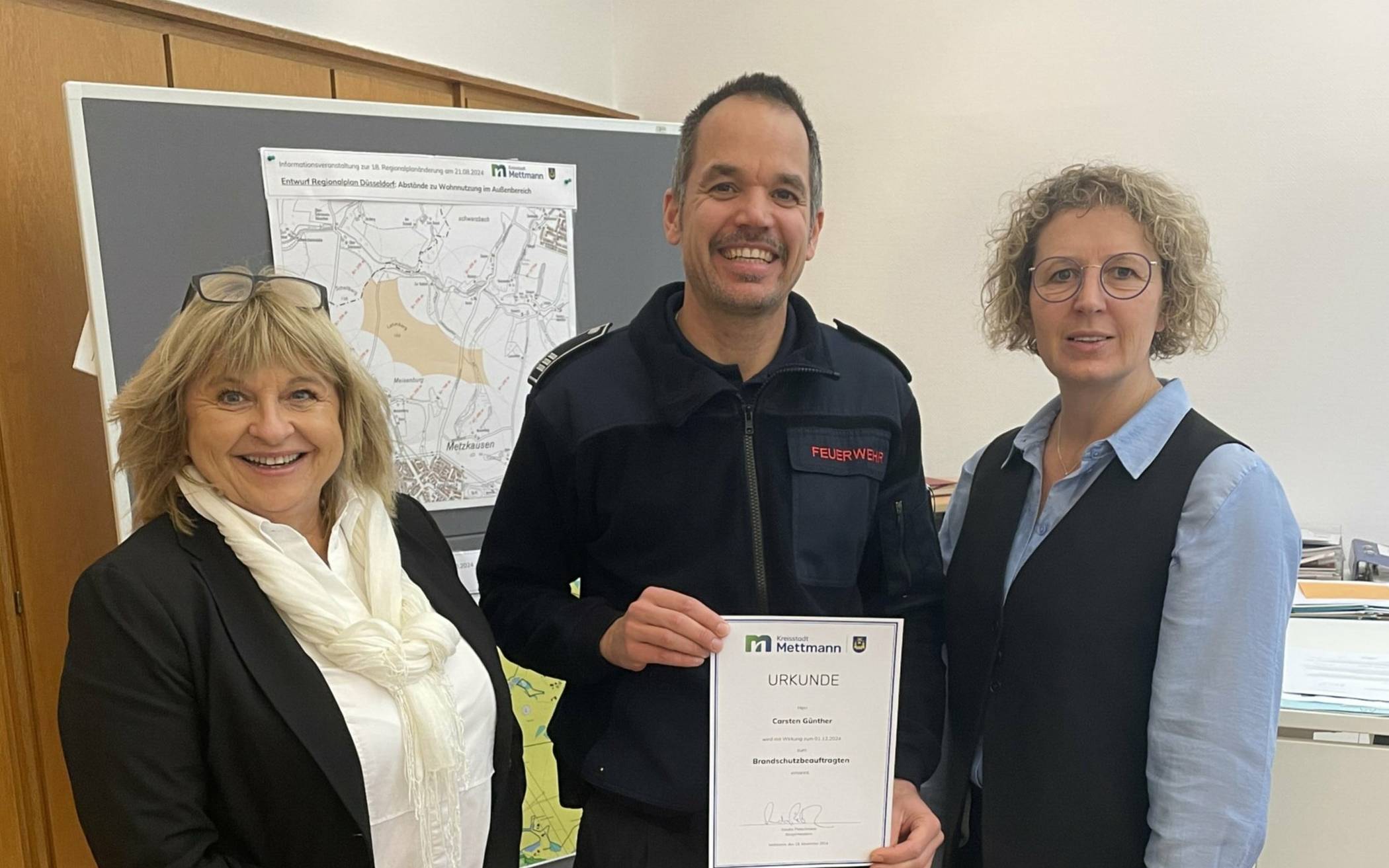  Bürgermeisterin Sandra Pietschmann und Erste Beigeordnete Veronika Traumann haben Carsten Günther die Urkunde zum Brandschutzbeauftragten der Stadtverwaltung übergeben.  