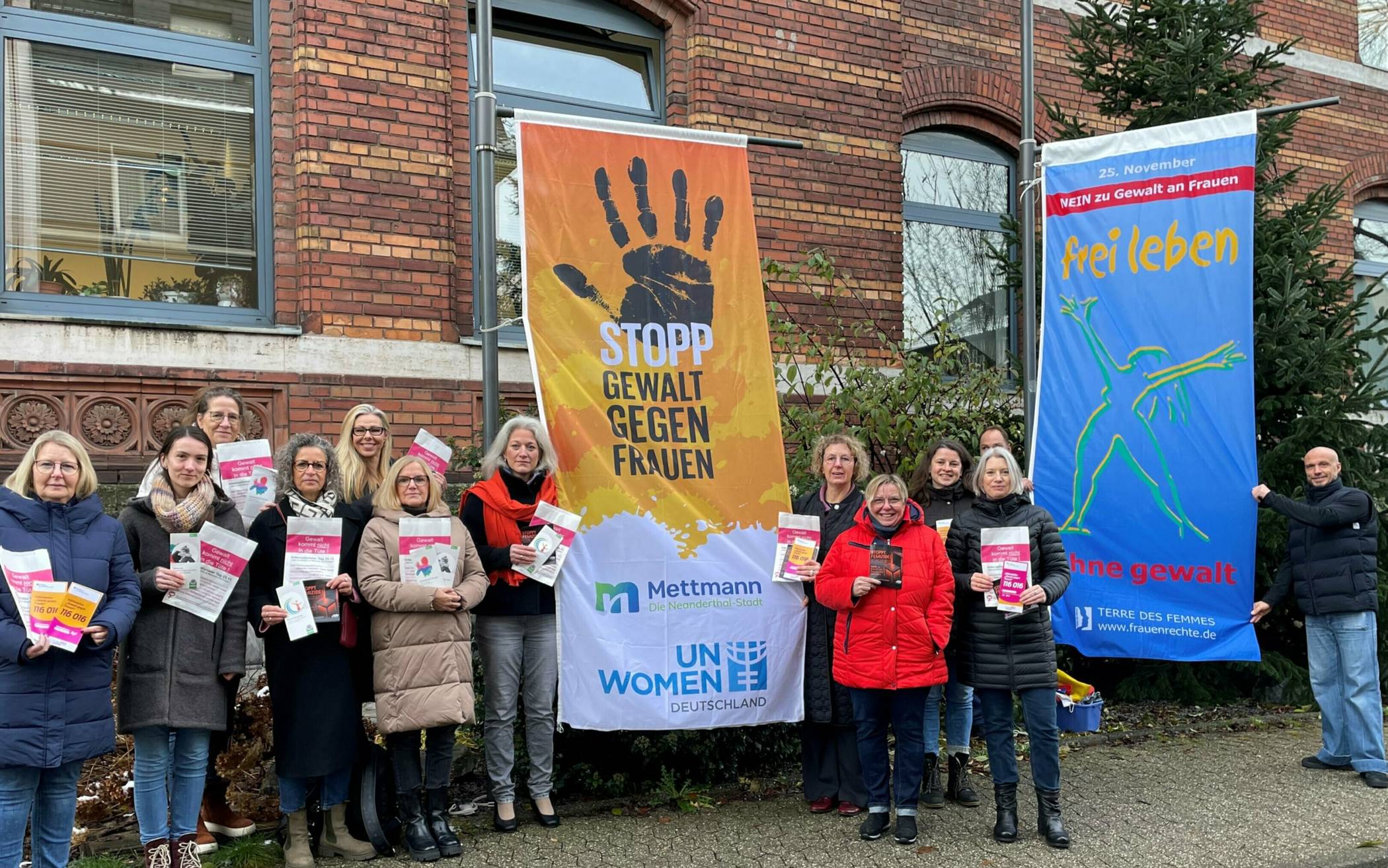 Mit Bürgermeisterin Sandra Pietschmann an der Spitze fordern die Kolleginnen und Kollegen der Stadtverwaltung sowie des SKFM bei einer gemeinsamen Aktion vor dem Rathaus: „Stopp Gewalt gegen Frauen“.    