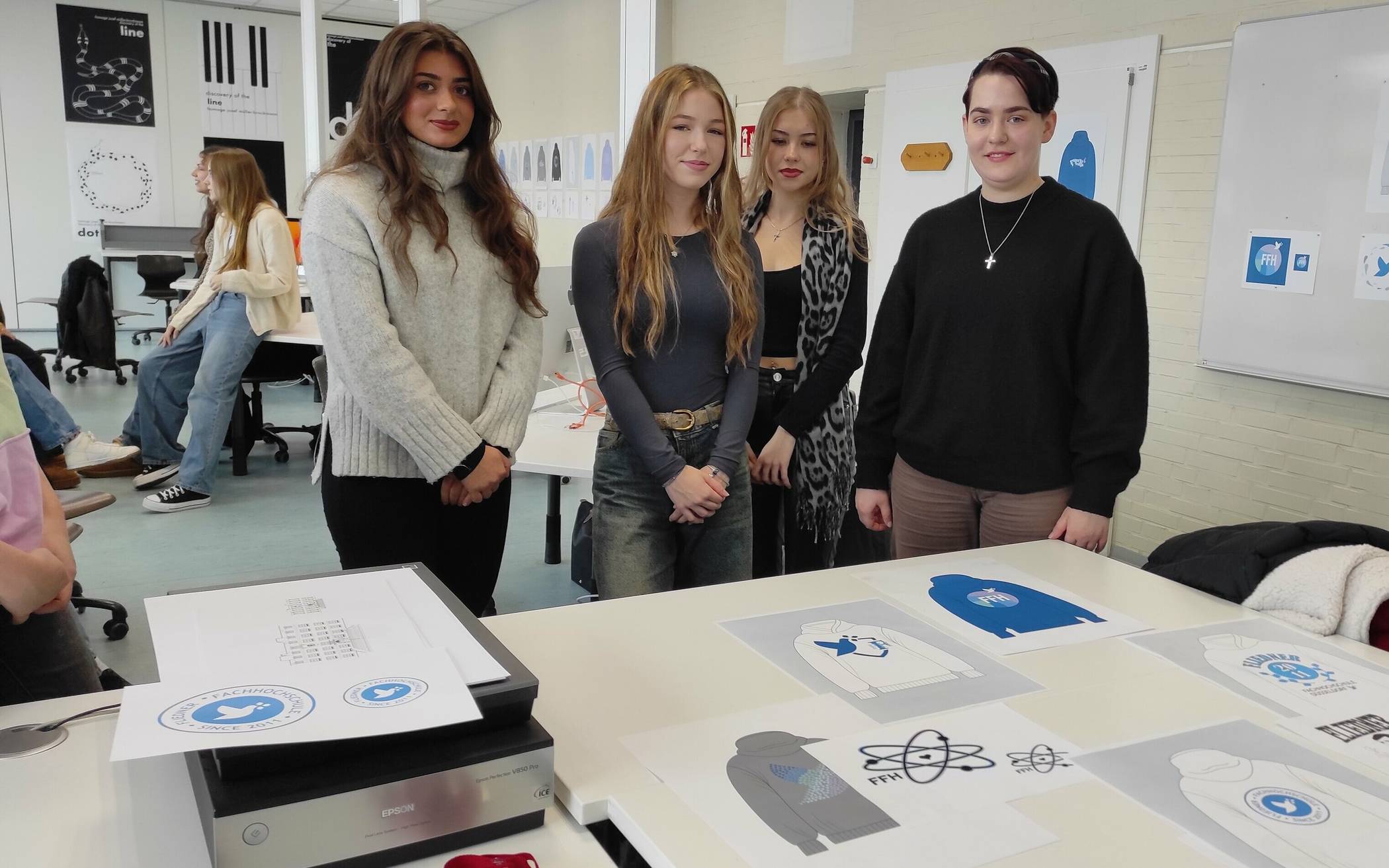  In die engere Auswahl kamen die Entwürfe von Sara-Lena Galvano, Leona Schmidt, Nicole Merz und Laura Petri (von links nach rechts) und Melda, Mila und Carla (nicht im Bild).  