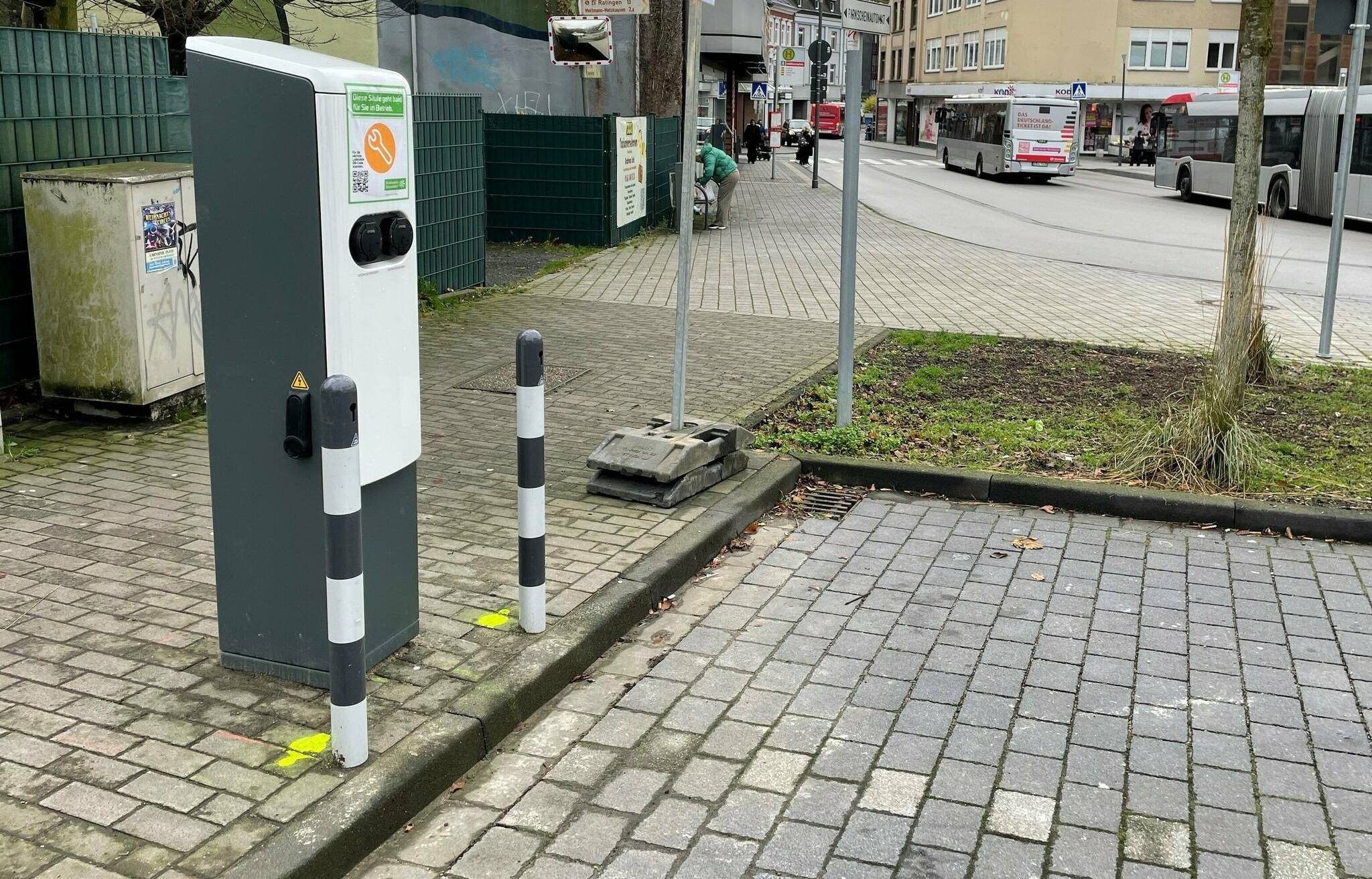 Am Parkplatz auf der unteren Johannes-Flintrop-Straße / Ecke Jubiläumsplatz steht eine neue E-Ladestation.  