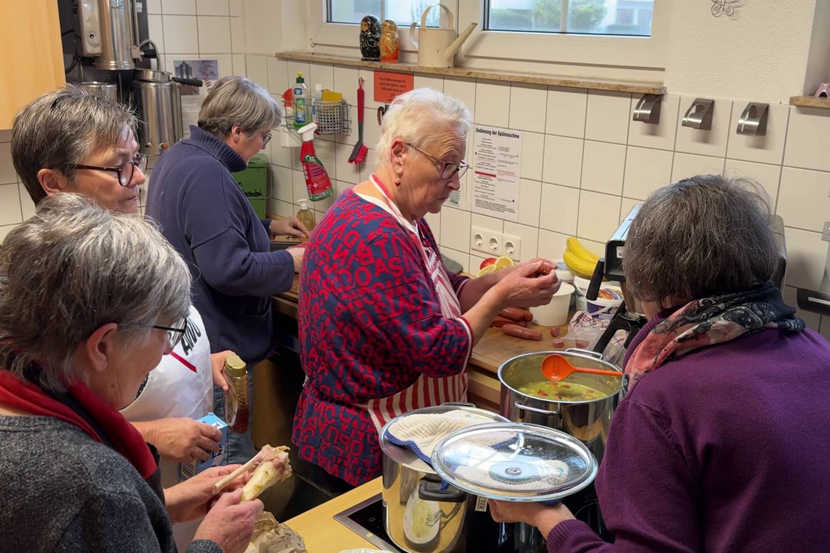 Teilnehmerinnen und Teilnehmer kochen gemeinsam in den Räumen der AWO in Haan.