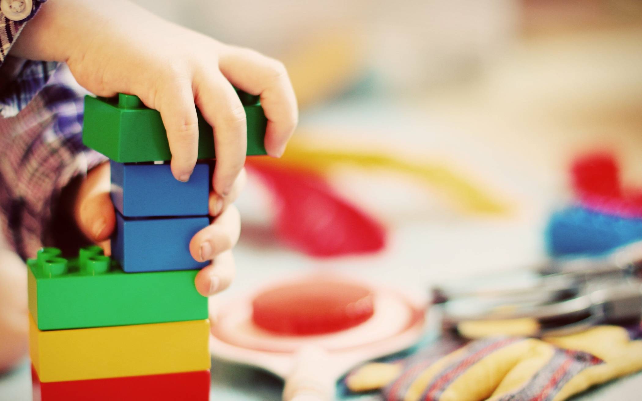 Kindertageseinrichtungen und Grundschulen spielen eine zentrale Rolle bei der Erkennung und Unterstützung von häuslicher Gewalt betroffener Kinder.   