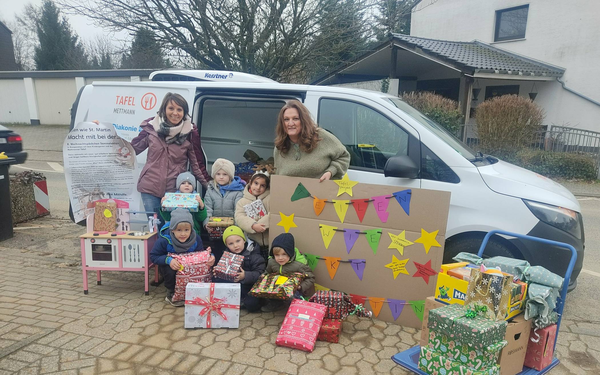  Den Wagen der Tafel haben die Kinder mit vielen Geschenken beladen. 