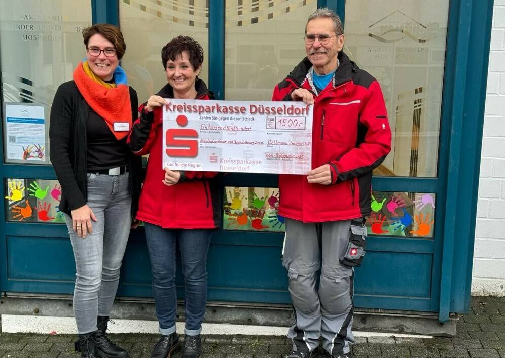  Schon im vergangenen Jahr gingen die Spenden aus der Weihnachtsmannhütte auf dem Blotschenmarkt an den ambulanten Kinder- und Jugend-Hospiz-Dienst in Mettmann. Dessen Kooridinatorin Anke Kaufmann (links) nahm das Geld von Gudrun Schmittat und Udo Tremel in Empfang. 
