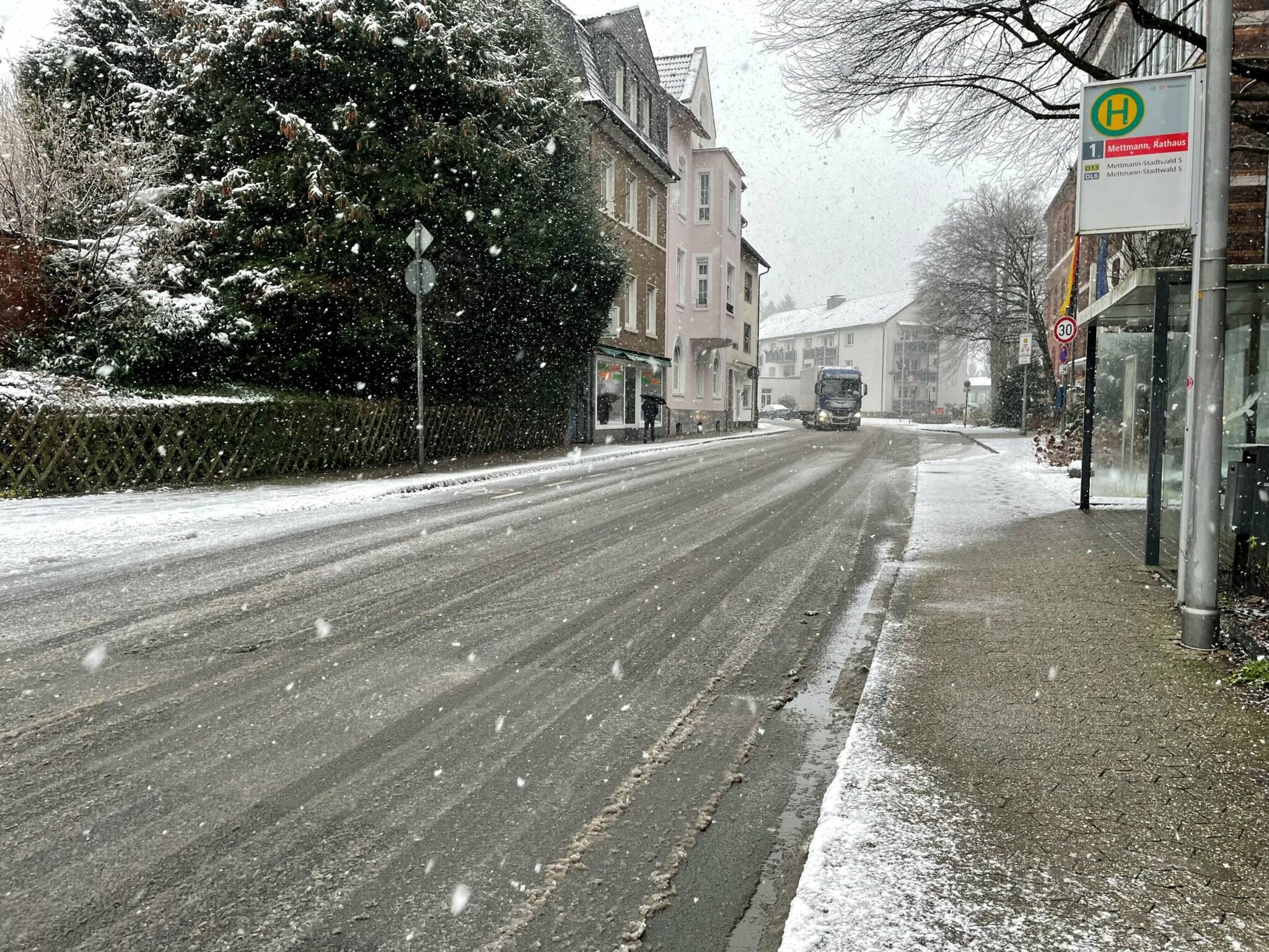  Schneematsch sorgt derzeit für rutschige Straßen. 