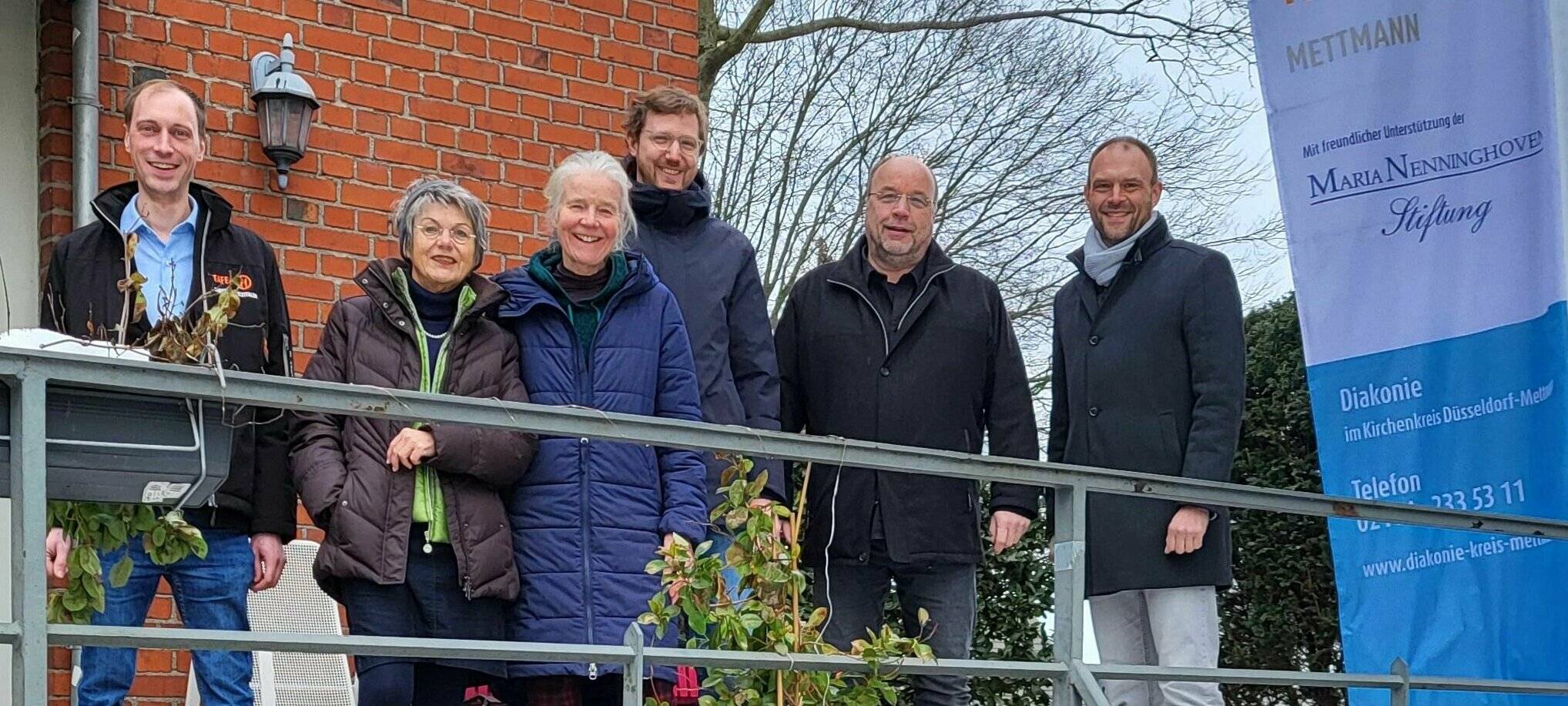  Gemeinsamer Aufruf: Evangelische Kirchengemeinde und die Diakonie auf der Suche nach Räumlichkeiten für die Tafel Mettmann Simon Wilde (Diakonie), Erika Papenhagen-Rüttes, Bettina Steinbach, Moritz Klees (Diakonie), Karsten Thies, Bastian Pallmeier (Diakonie) Urheber Diakonie im Kirchenkreis Düsseldorf-Mettmann. 