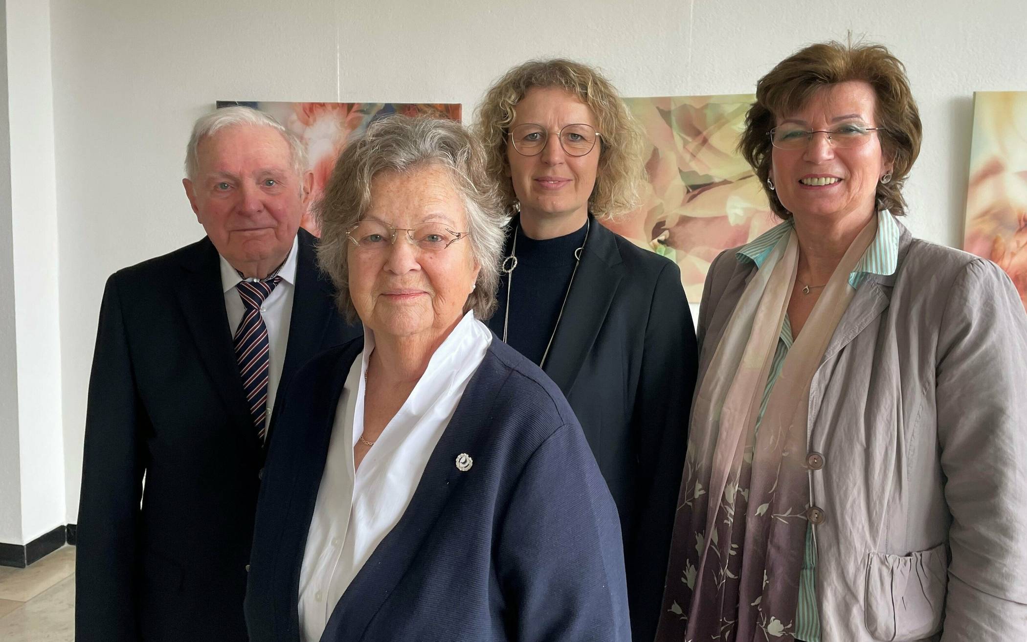  Die langjährige Vorsitzende Edeltraut Mai (2. v. l.) hat nach dem plötzlichen Tod von Helmut Funder (l.) wieder den Vorsitz der Kreisgemeinschaft Angerapp übernommen. Beide waren im März zusammen mit Bettina Schöpgens-Cohrs (r.) zu Besuch bei Bürgermeisterin Sandra Pietschmann.  
