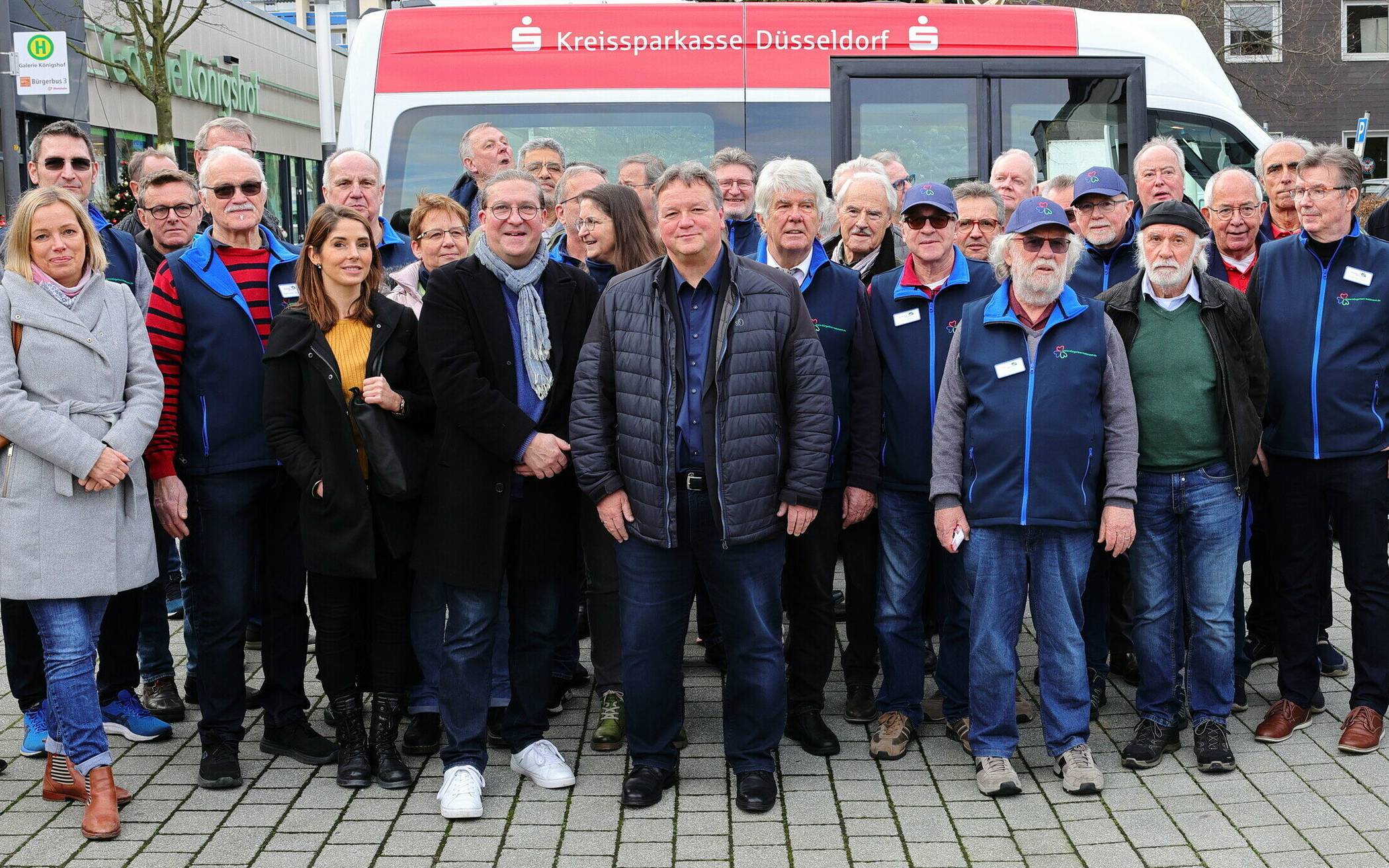  Der Bürgerbus und alle die geholfen haben, ihn auf den Weg zu bringen, beim Start vor zwei Jahren.   