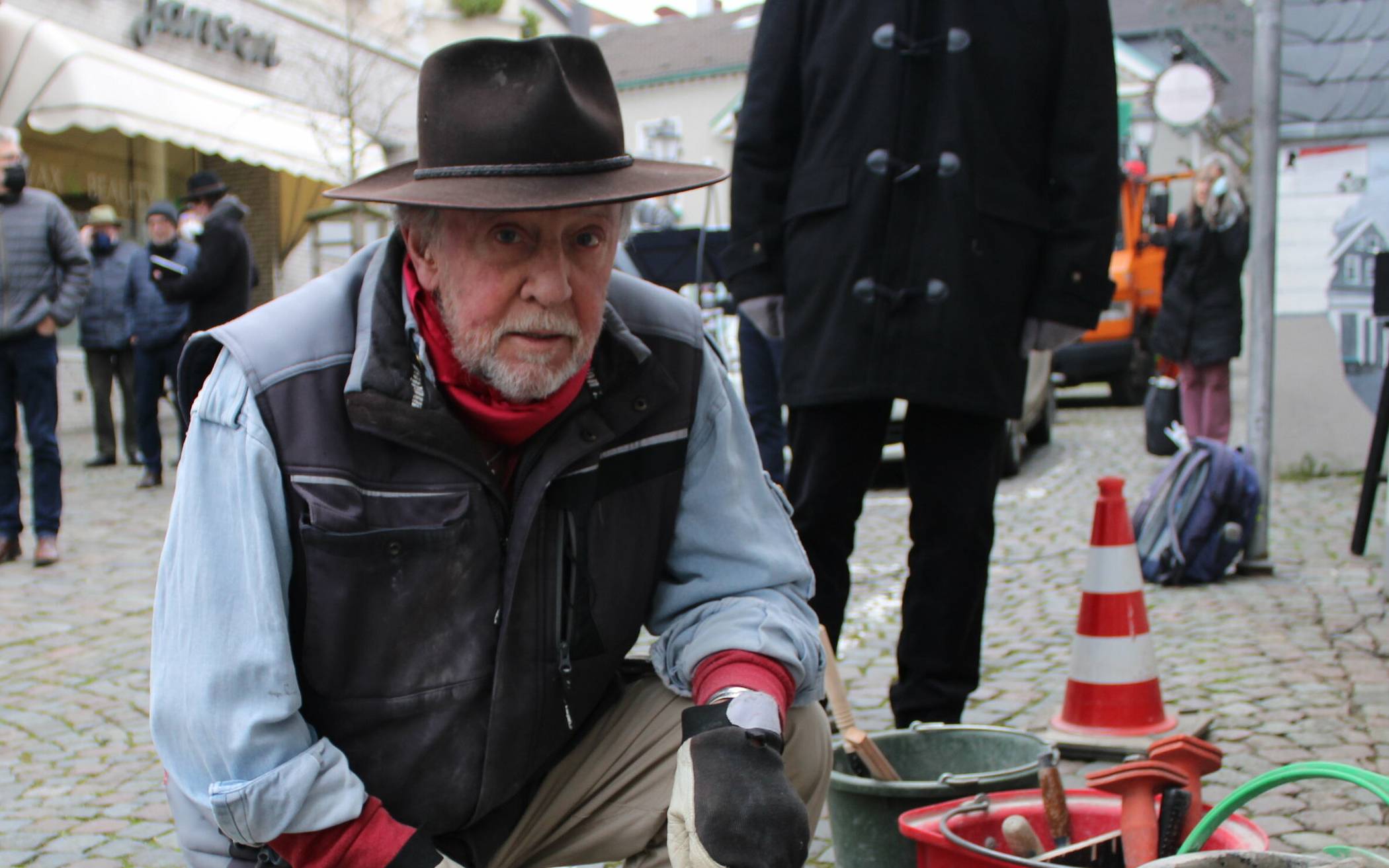 Der Künstler Gunter Demnig hat auch