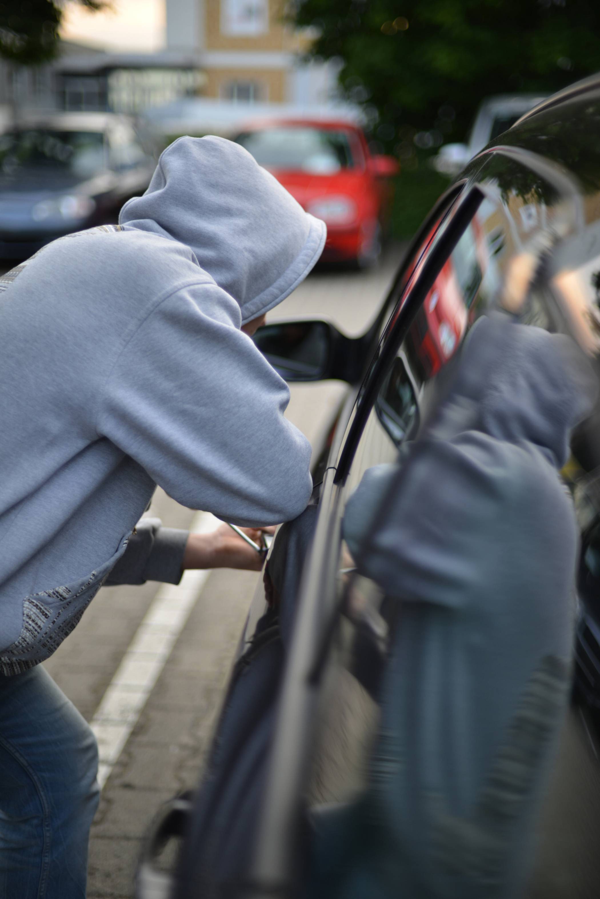 Nach einer Serie von Autoaufbrüchen ermittelt die Polizei und bittet um Hinweise. 