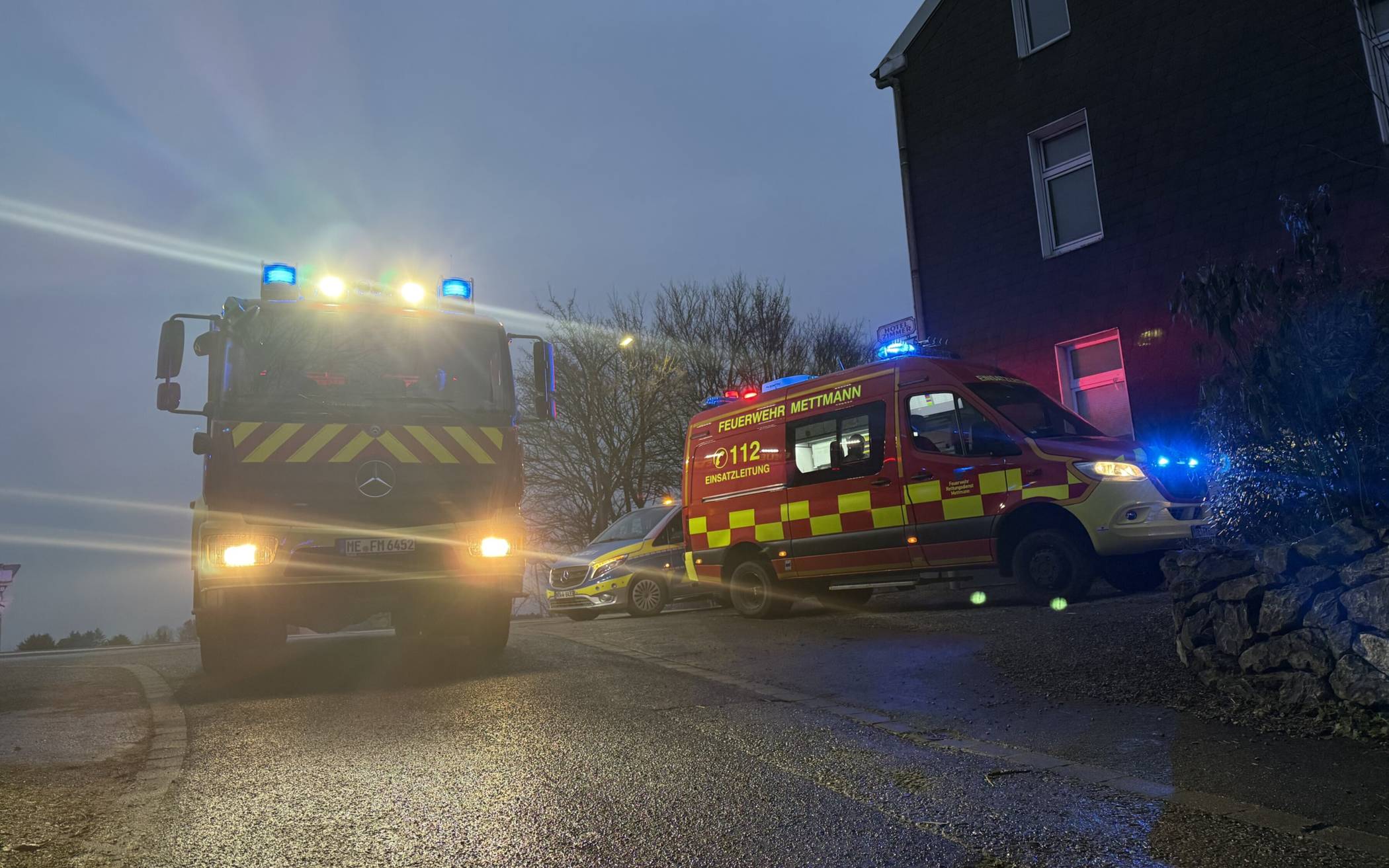 Feuerwehrfahrzeuge der Feuerwehr Mettmann vor dem abgesperrten Bereich.