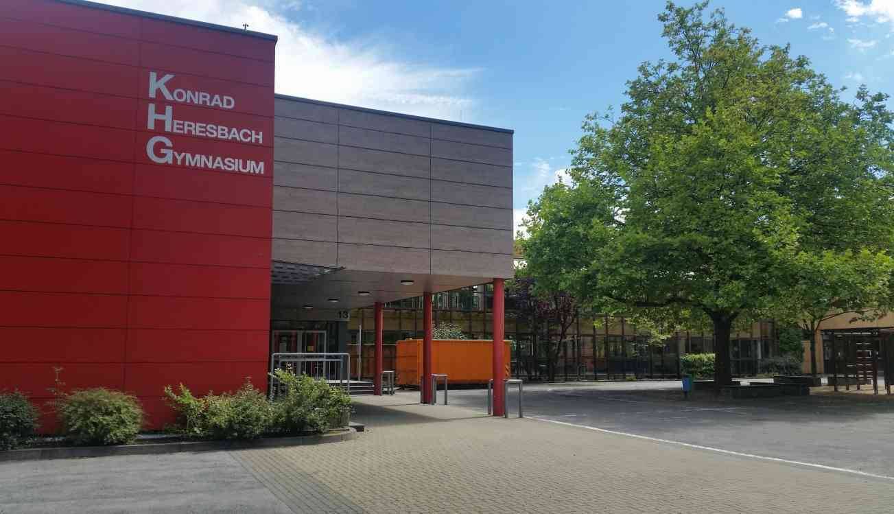 Das Konrad-Heresbach-Gymnasium ist neben dem Heinrich-Heine-Gymnasiums