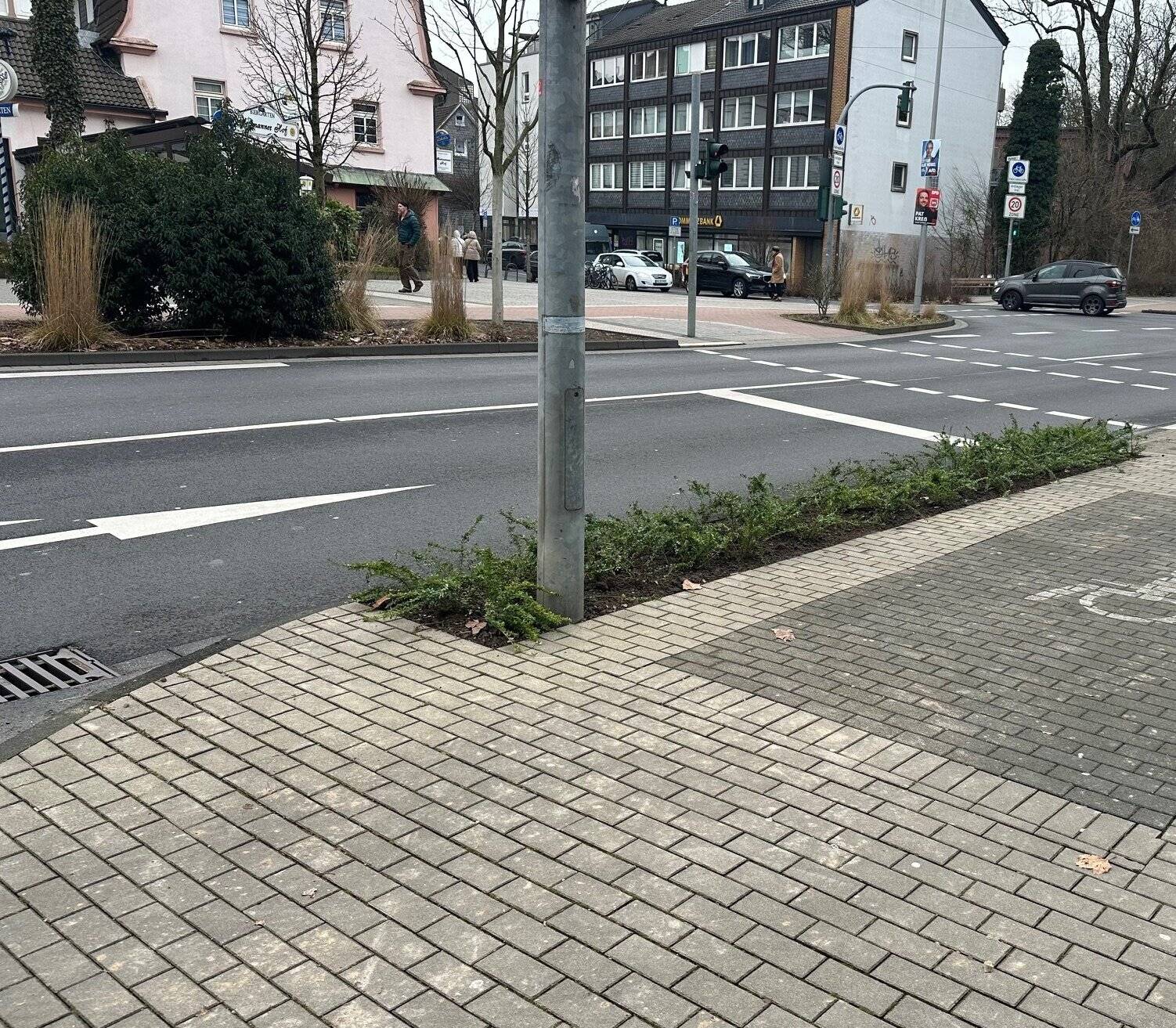 Zwischen Straße und Behindertenparkplatz wurde neben der Fußgängerampel an der Talstraße ein kleiner Grünstreifen angelegt. 