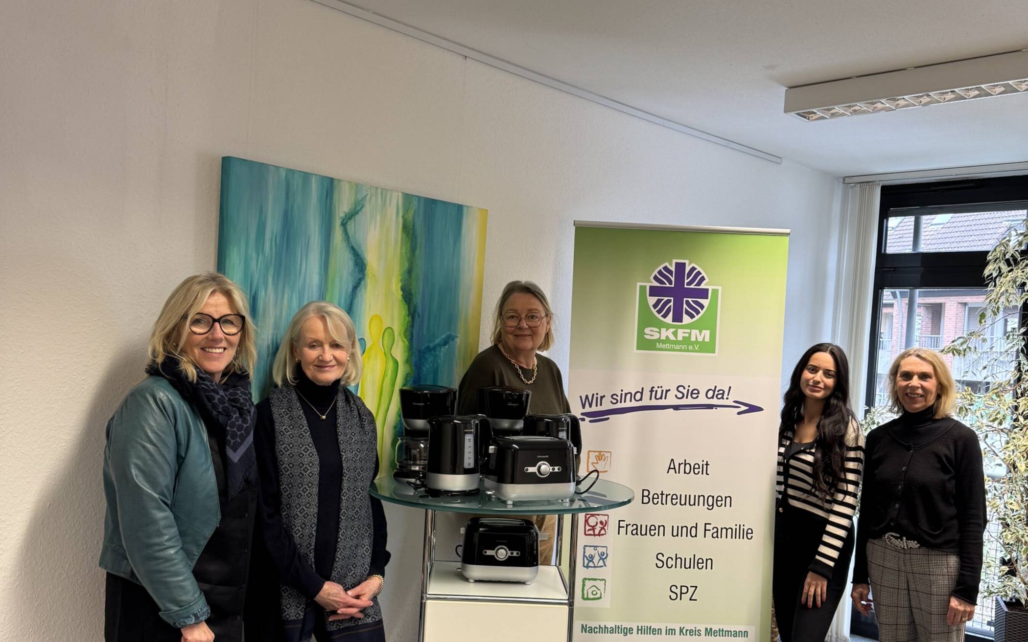  SKFM-Vorstandsvorsitzende Lilo Löffler (l.) und eine Mitarbeiterin des Frauenhauses Mettmann (2.v.r.) nahmen die Starterpakete vom Team des Clubs Inner Wheel Hilden-Haan-Neandertal Ingrid Theissen, Ursula Bremen und Kristina van der Burgt (v.l.) mit großer Freude entgegen. 