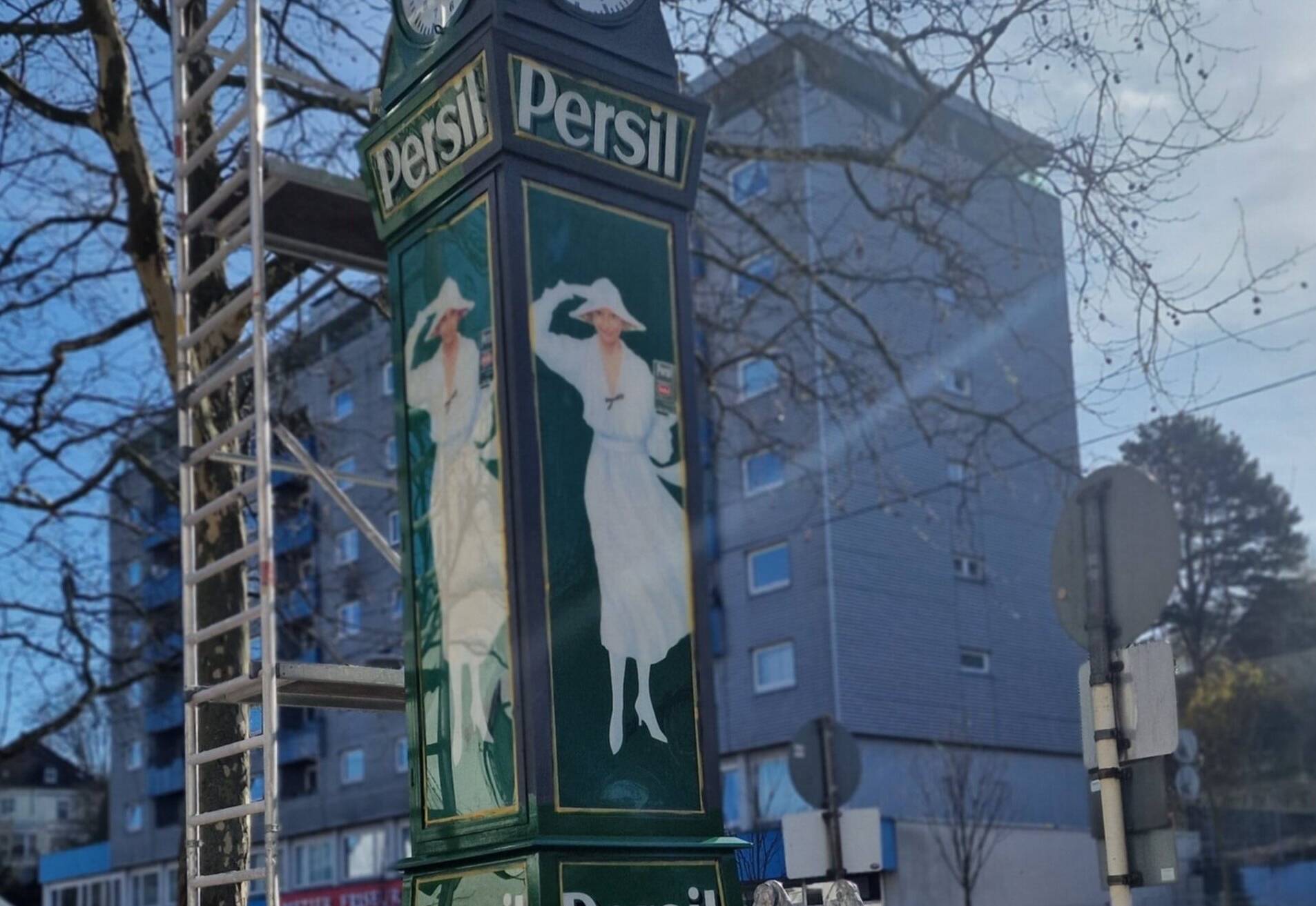 Weiße Dame auf grünem Grund: Frisch lackiert strahlt die Persil-Uhr nun in der Frühlingssonne.  