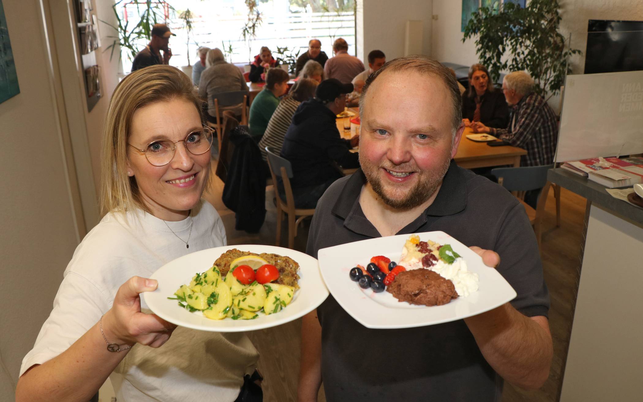Lilan Fischer und Stefan Räker präsentieren