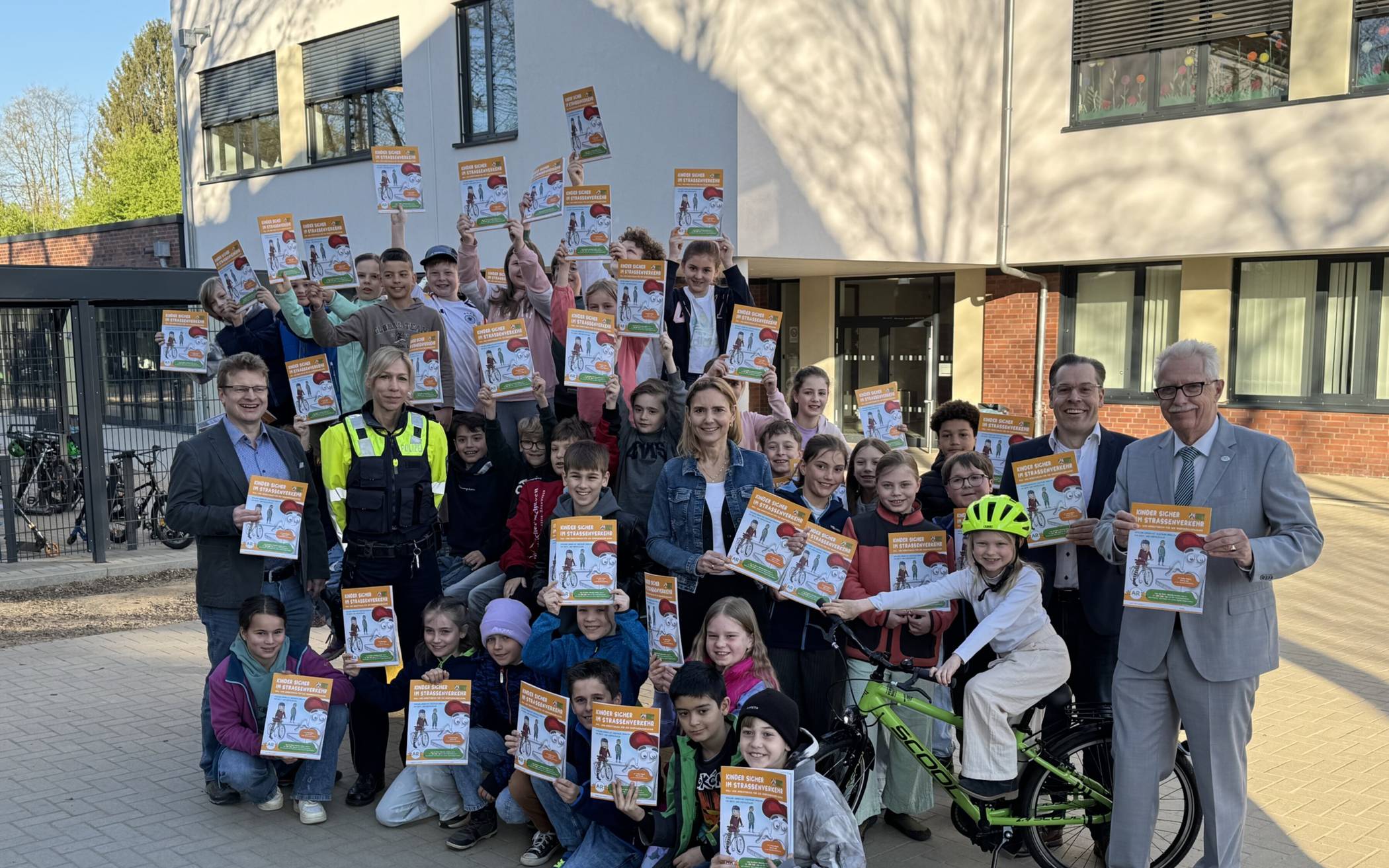  Schülerinnen und Schüler der vierten Klasse aus der Gemeinschaftsgrundschule Gruiten mit Schulleiter Marcus Weikämper, Sabrina Berten (Kreispolizeibehörde, Verkehrsunfallprävention), Bürgermeisterin Dr. Bettina Warnecke, Sascha Becker, Vorsitzender der Kreisverkehrswacht und Landrat Thomas Hendele. 