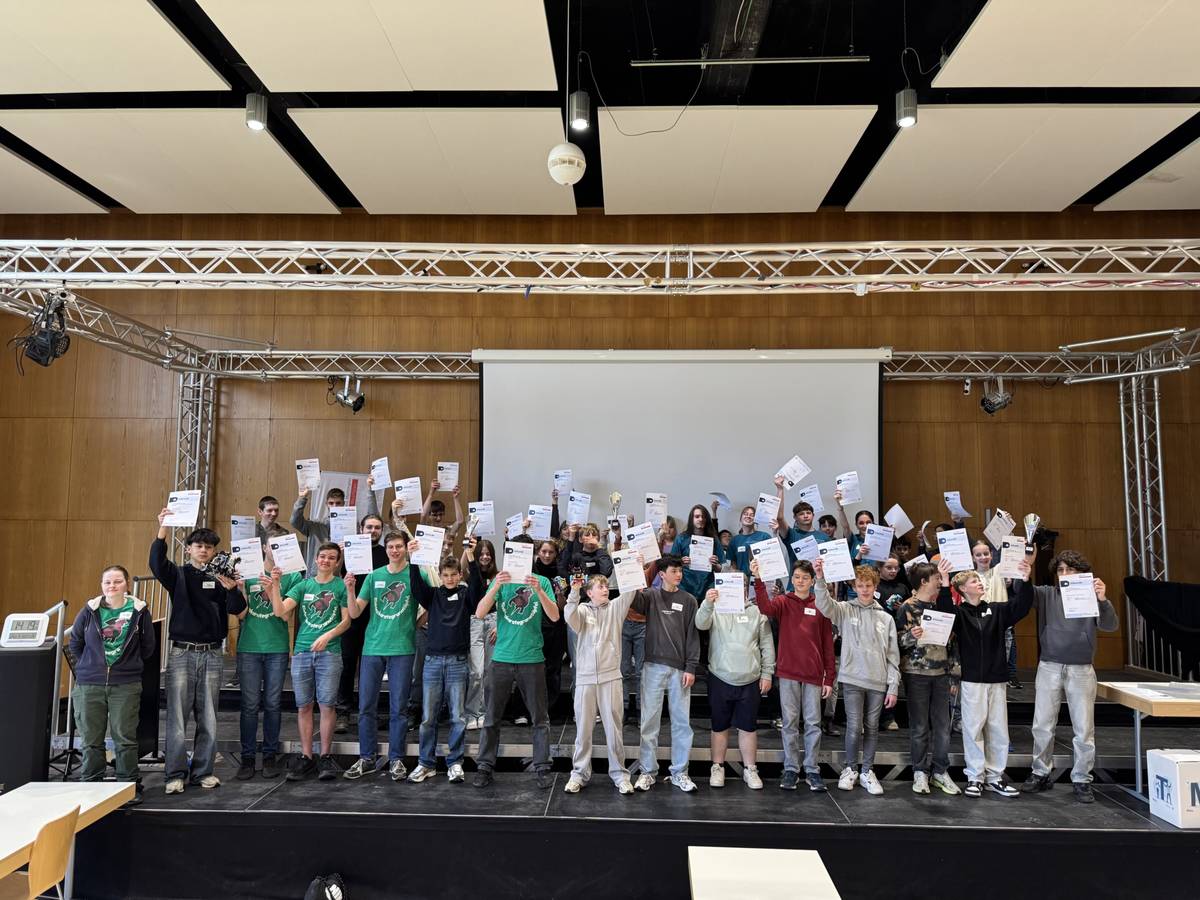 Schülerinnen und Schüler programmieren Roboter