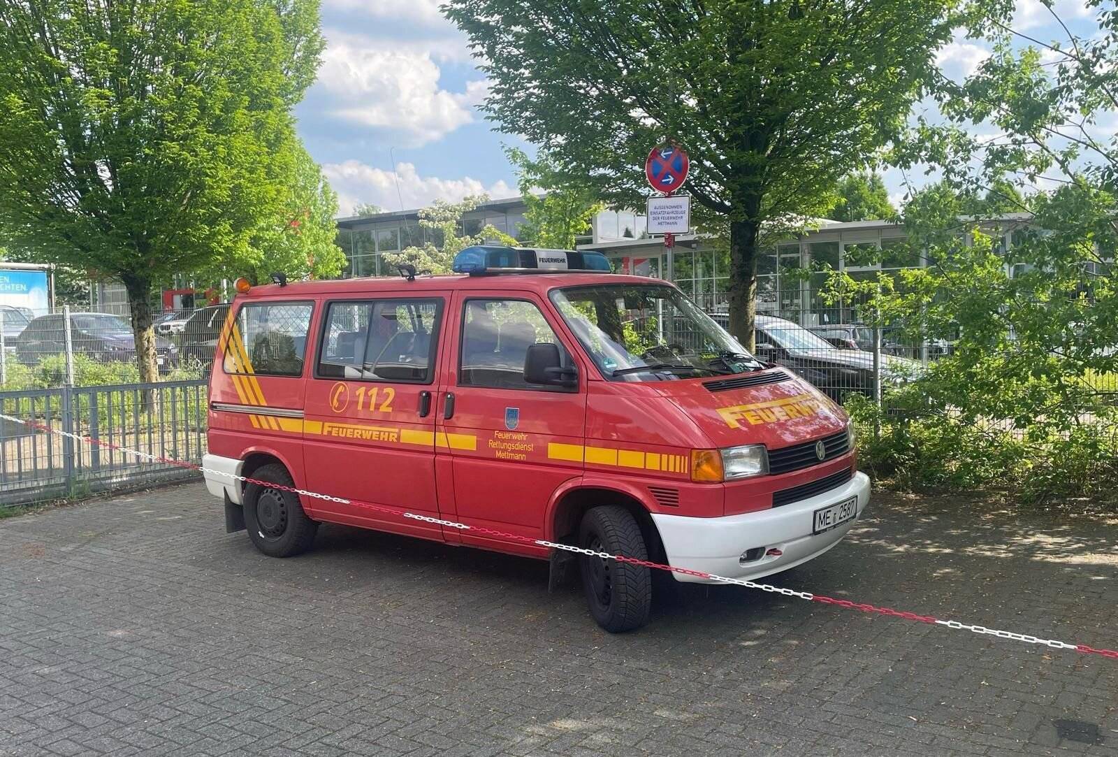 Mit dem Transporter, der an der
