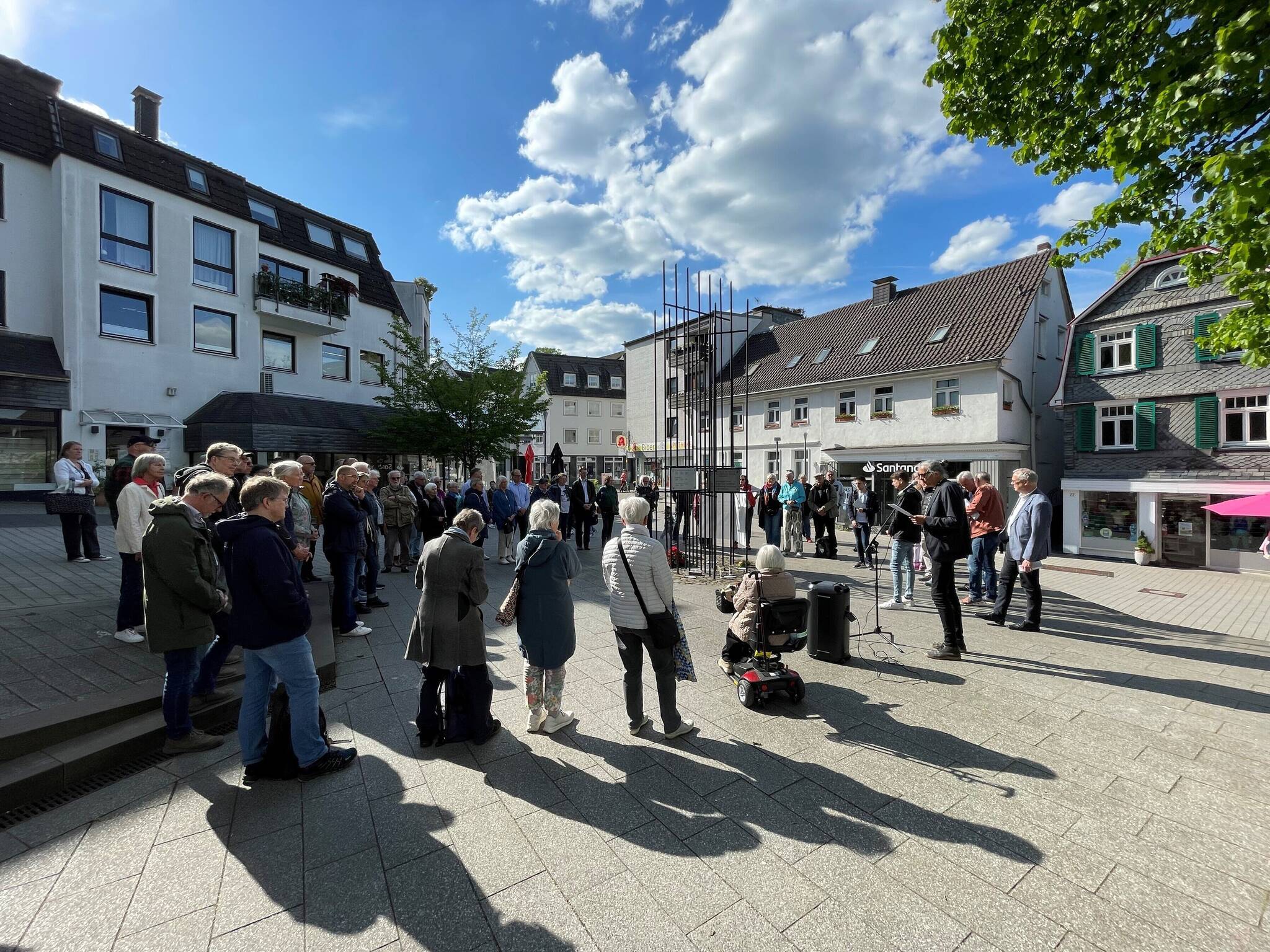 Rund 60 Personen hatten sich am Donnerstag am Koburg-Mahnmal zum Gedenken an den 8. Mai 1945 versammelt.  