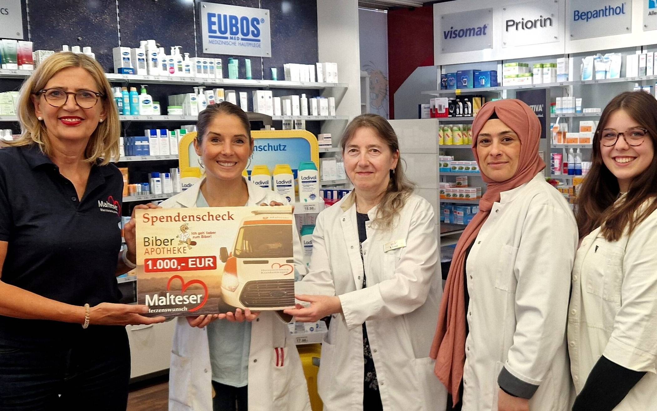 Im Rahmen einer feierlichen Übergabe wurde der Spendenscheck an den Malteser Hilfsdienst überreicht.  