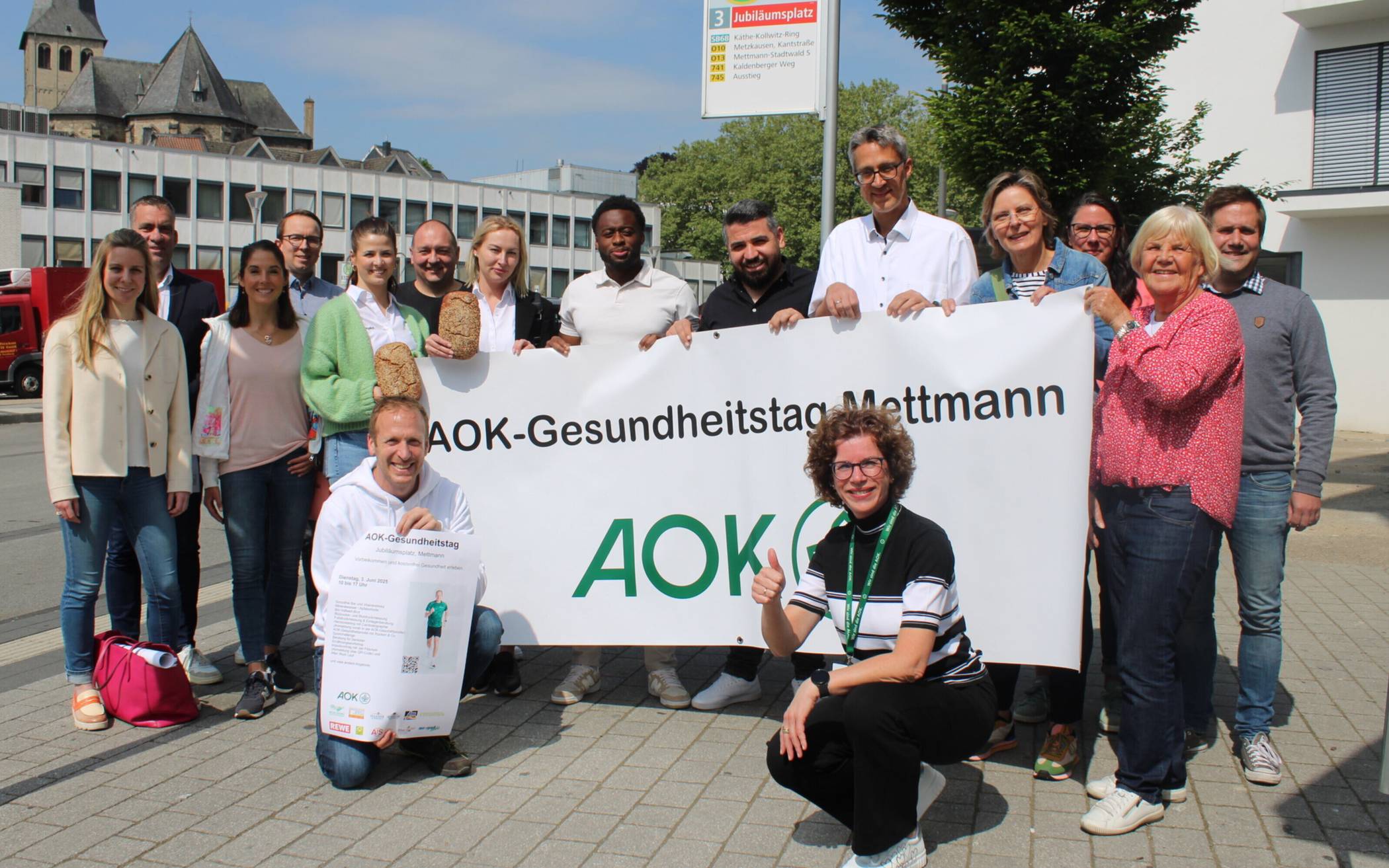 Die Teilnehmer des AOK-Gesundheitstages bieten Aktionen und Informationen zu Fitness, Vorsorge, Behandlung und weiteren Themen rund um die Gesundheit. Im Vordergrund: Profi-Sportler Jan Fitschen und Organisatorin Suanne Thielmann von der AOK. 