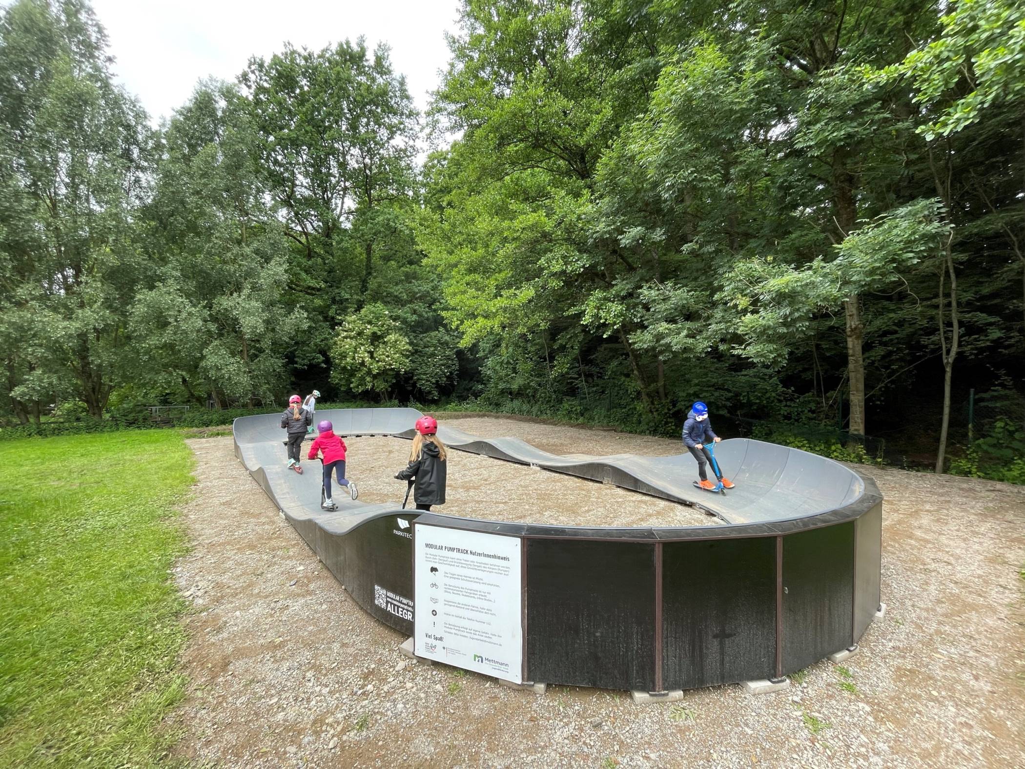  Kinder haben den Pumptrack im Stadtwald schon in Beschlag genommen.  
