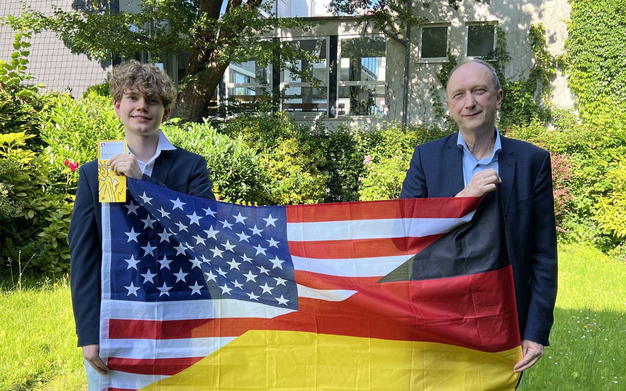 Klaus Wiener verabschiedet Langenfelder Schüler Paul Kuypers in die USA
