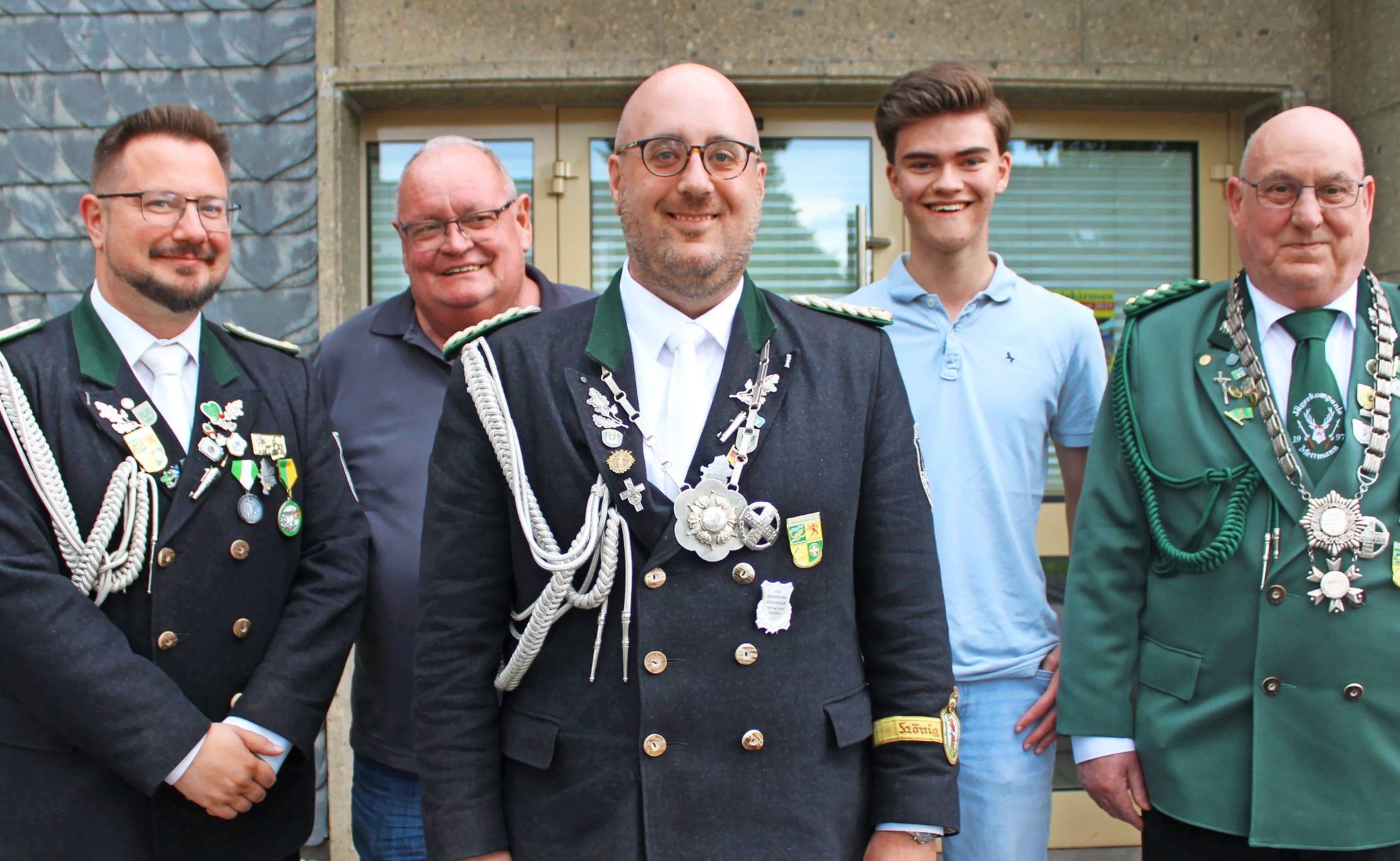 Sie stehen in den Startlöchern, von links: 1. Geschäftsführer Soren Gamper, Platzwart Volker Stein, 1. Brudermeister Daniel Gebauer, Luca Bochskandl, und Kaiser Christoph Brenker.