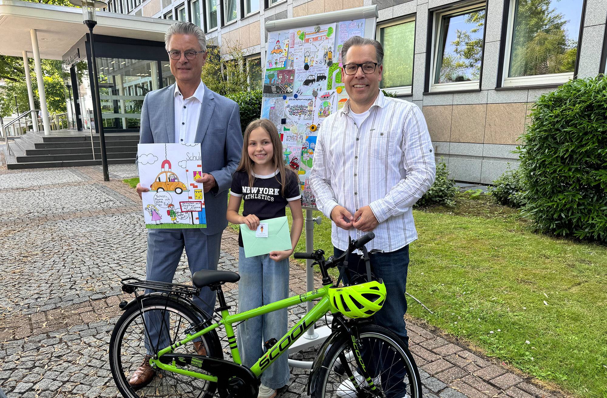  Kreisordnungsdezernent Nils Hanheide, Amelia Jochemczyk und Sascha Becker (Vorsitzender der Kreisverkehrswacht). 