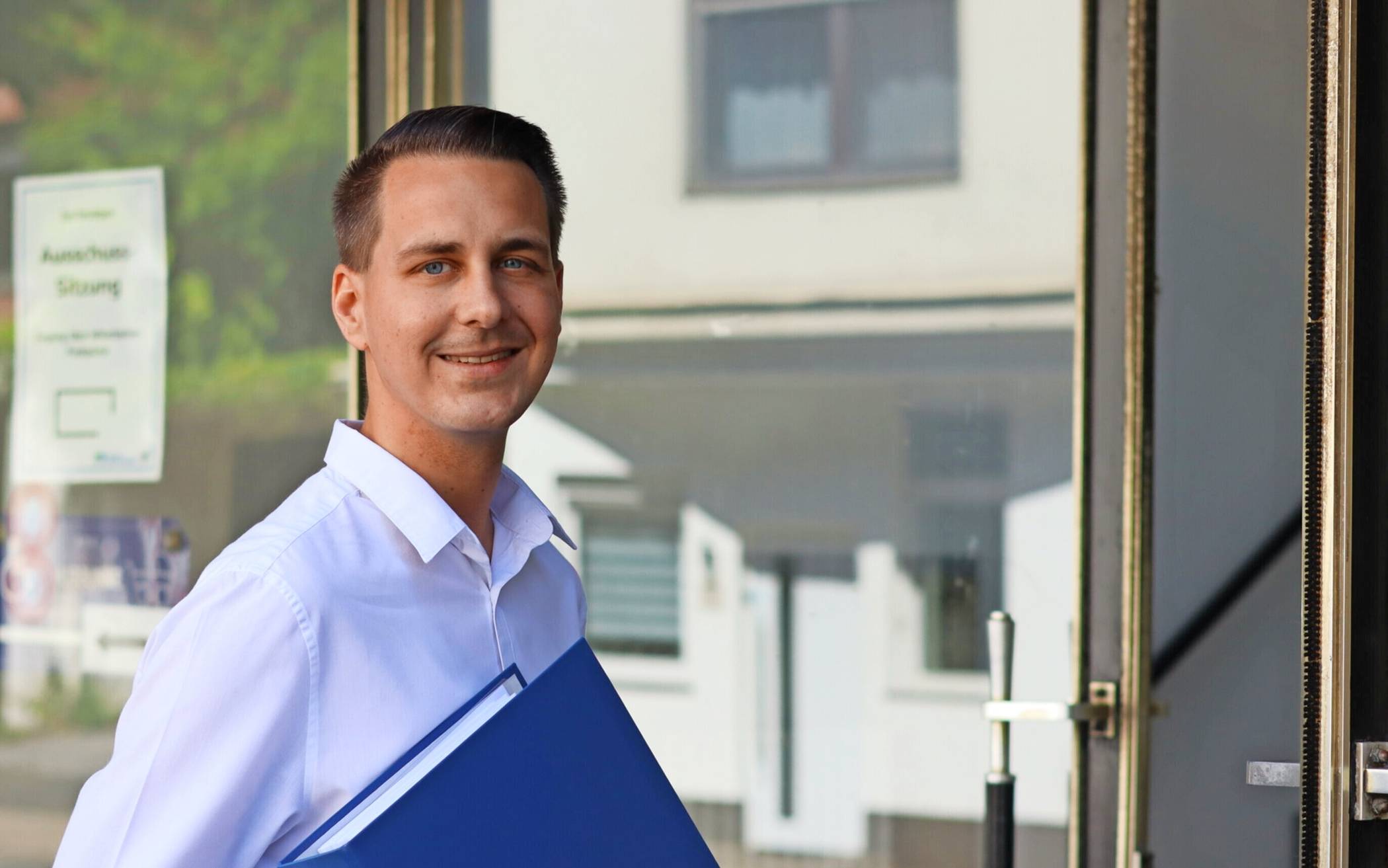 André Bär mit Unterschriften auf dem