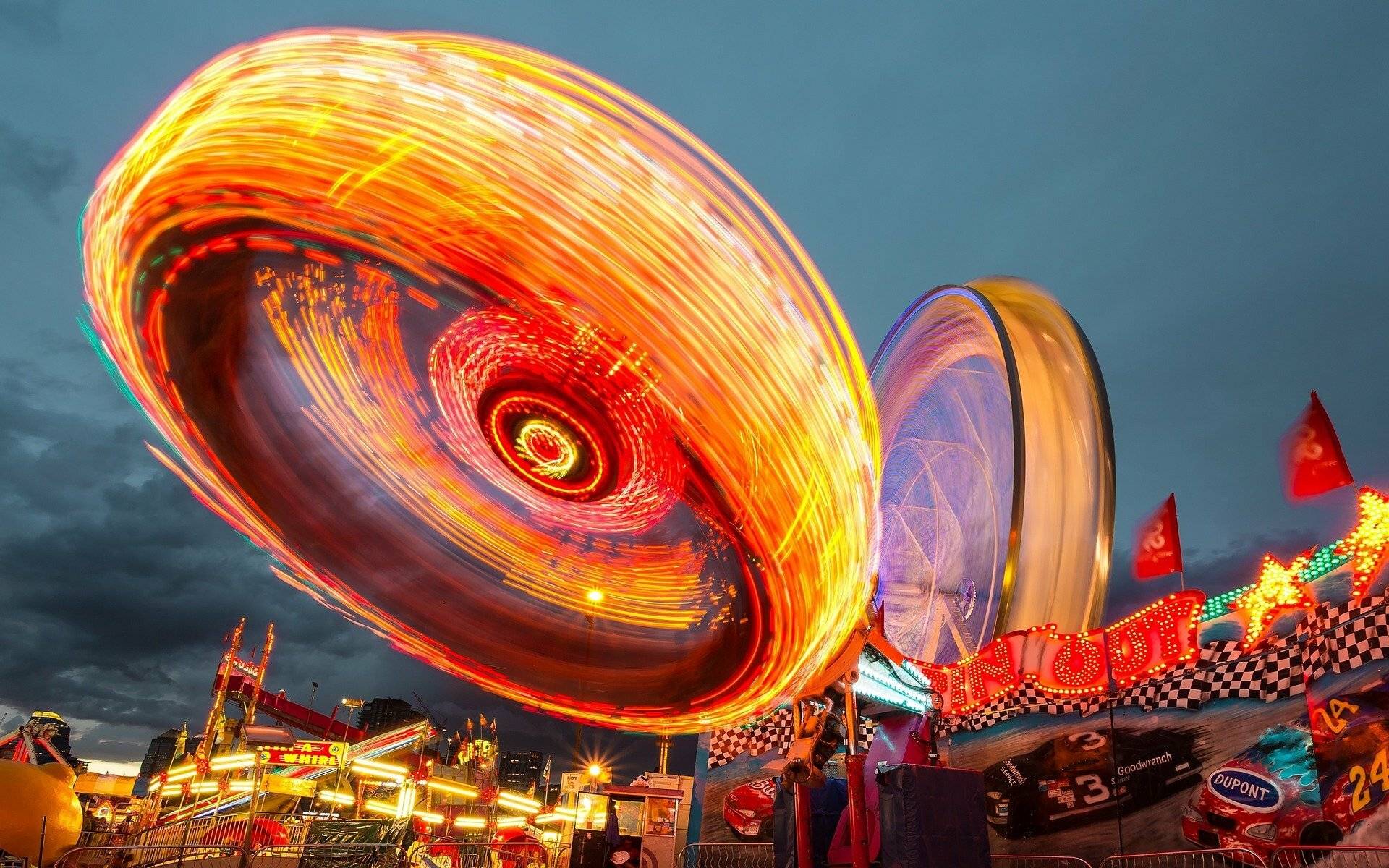 Mit dem größten Fahrgeschäft zur Rheinkirmes