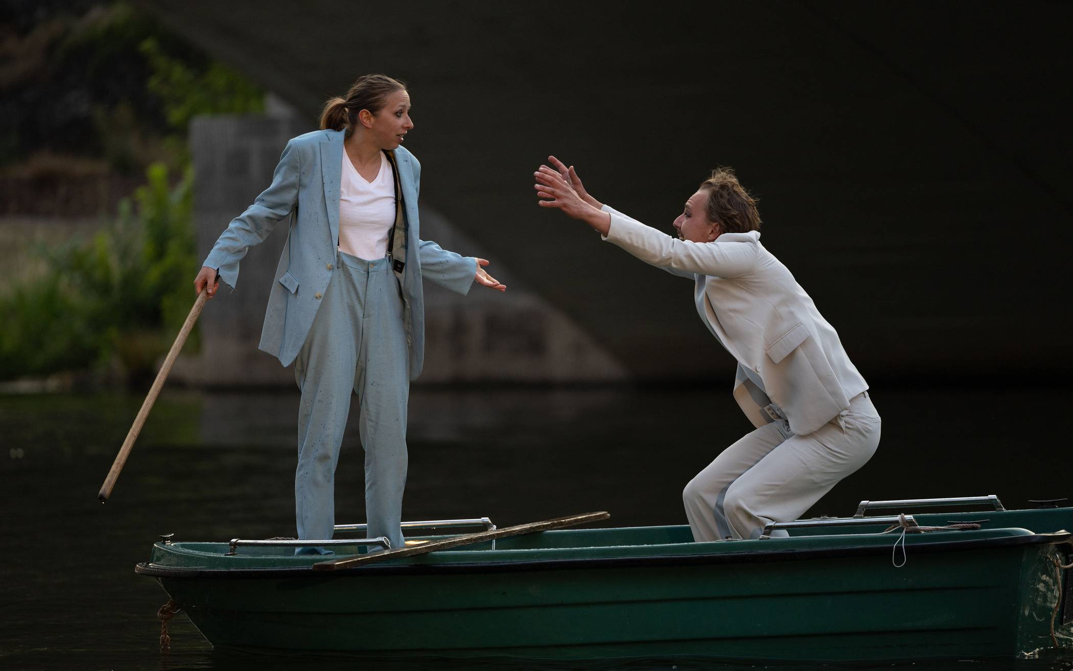 Das freie Ensemble p&amp;s bringt mit „Don Quijote“ ein Stück aufs Wasser. Mit Ruderboot kommen sie zur Wasserskianlage Langenfeld.