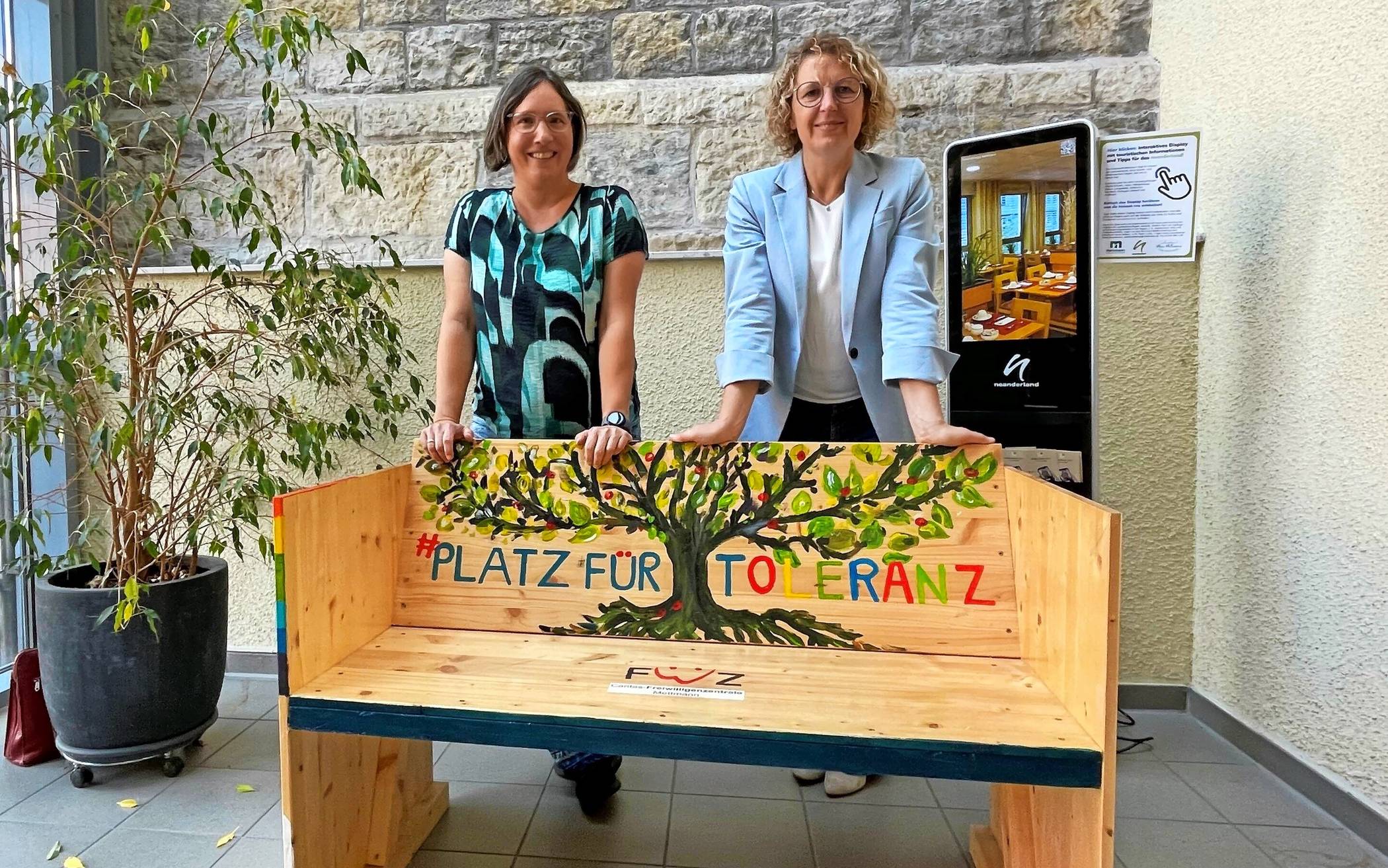  Britta Franke von der Caritas hat die "Bank der Toleranz" im Rathaus an Bürgermeisterin Sandra Pietschmann übergeben. 