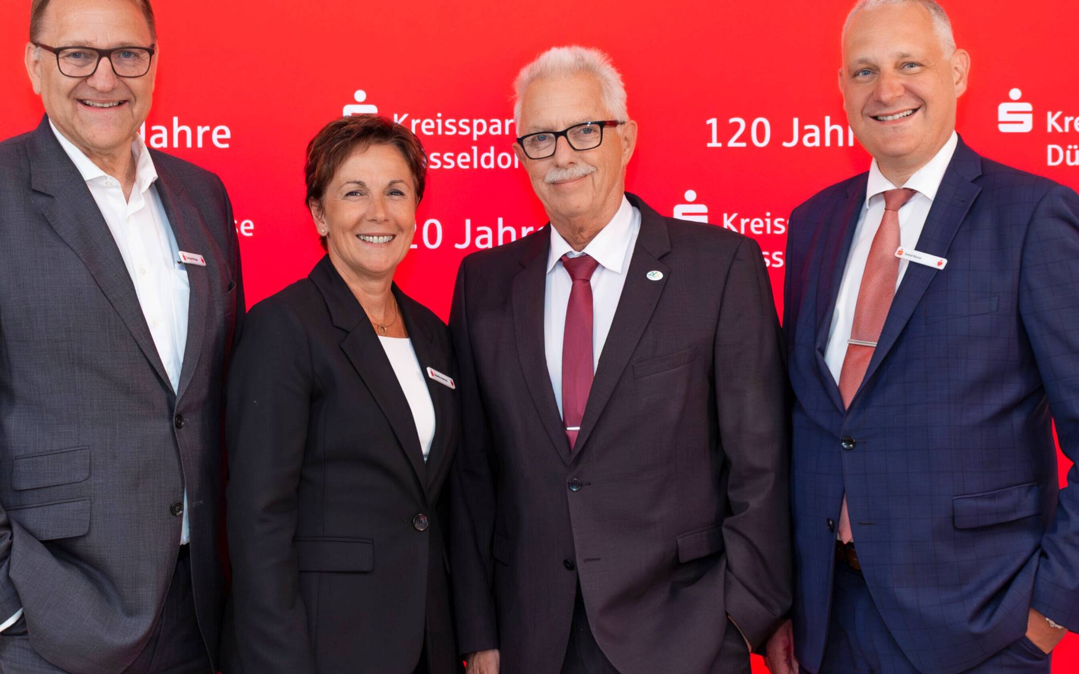 Landrat Thomas Hendele (2.v.r) wünscht dem