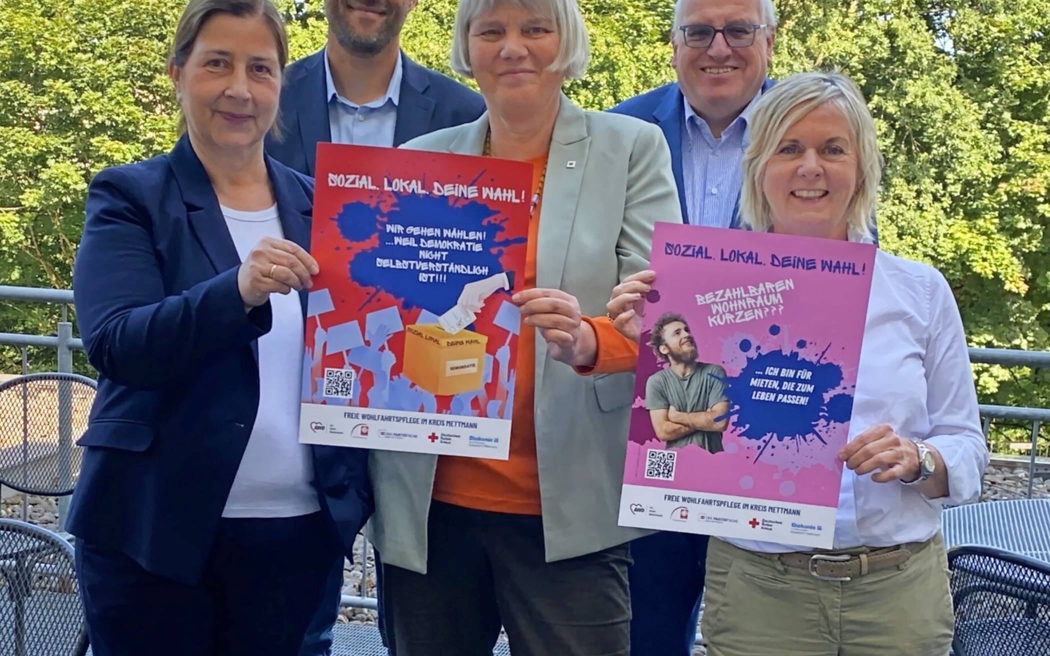  Von links: Beate Haase (Geschäftsführerin AWO Kreis Mettmann), Bastian Pallmeier (Geschäftsführer Diakonie im Kirchenkreis Düsseldorf-Mettmann), Ute Feldbrügge (Geschäftsführerin Der Paritätische Kreis Mettmann), Hans-Werner Wolff (Vorstand Caritasverband für den Kreis Mettmann) und Heike Trottenberg (stellv. Geschäftsführerin Deutsches Rotes Kreuz Mettmann) mit Plakaten der gemeinsamen neuen Kampagne zur Kommunalwahl. 