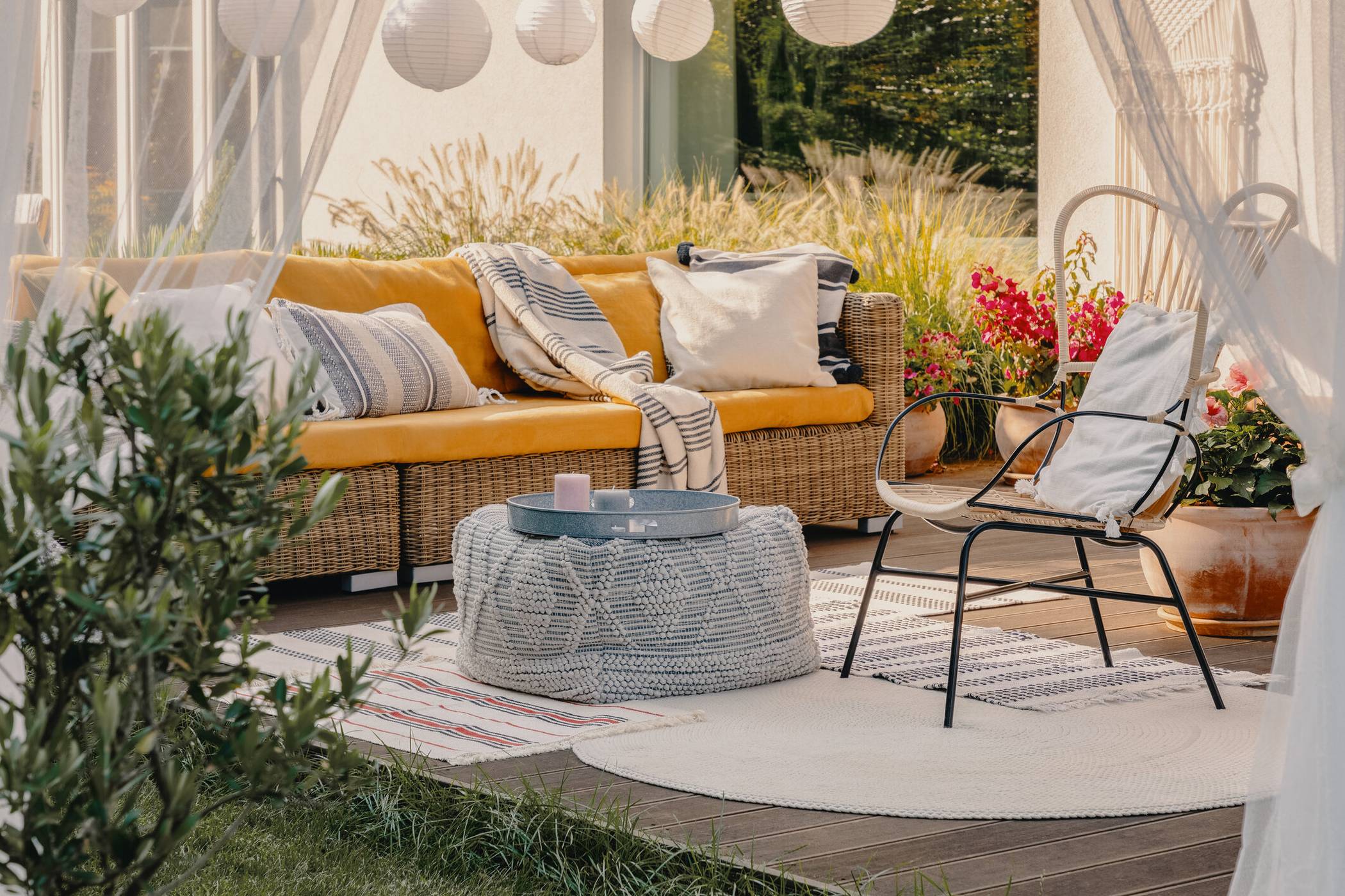  Opulent: Das Mobiliar für Balkon, Garten und Terrasse überzeugt in diesem Jahr mit einladendem Design, abgerundeten Formen, weichen Kissen und angenehmen Materialien. 