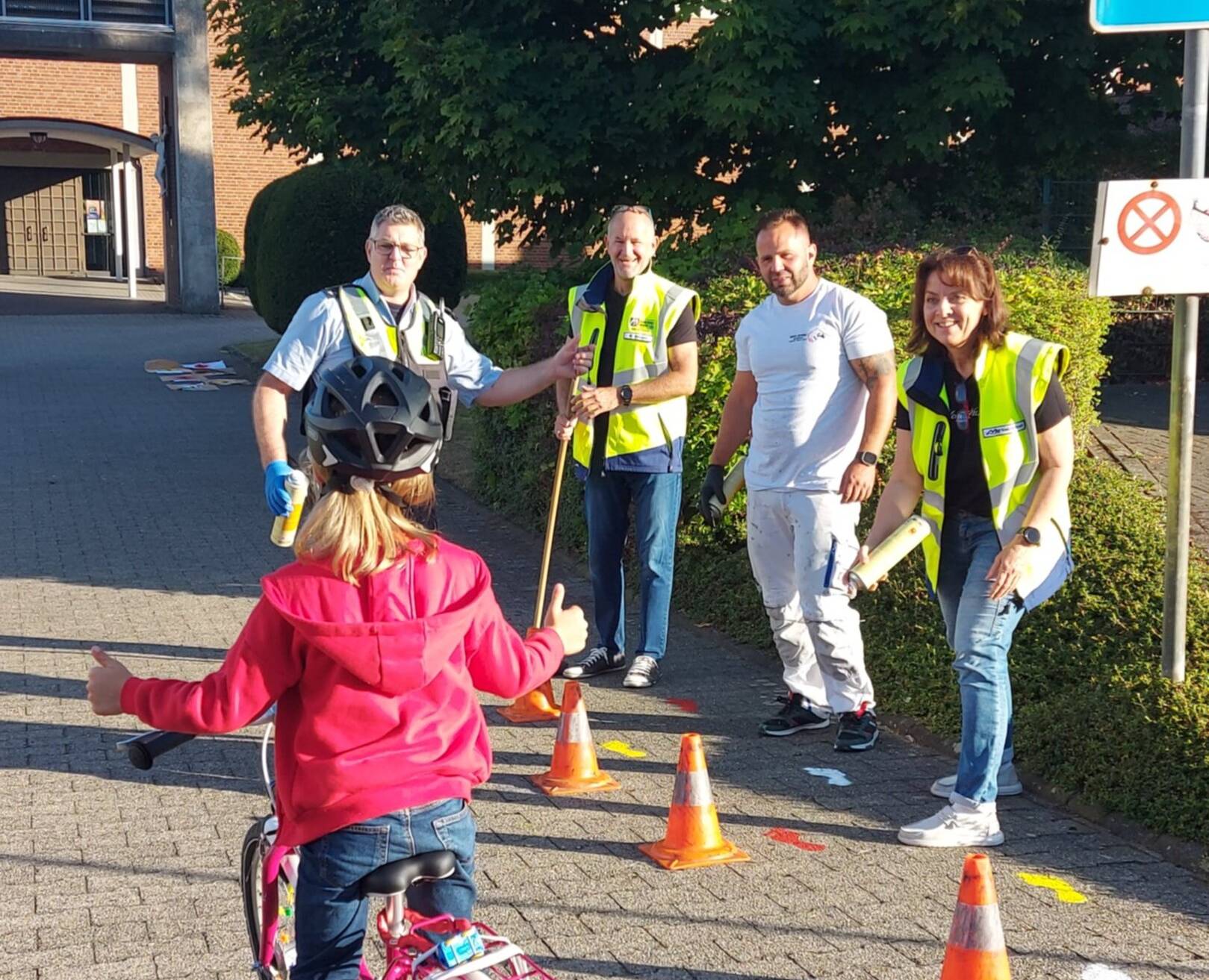 (v.li.) Mathias Buff (Kreispolizei Mettmann), Bojan Smigoc (Kreisverkehrswacht Mettmann), Malermeister Marcel Reichert und Tanja Smigoc (Straßenverkehrsamt, Abteilung Verkehrssicherheit).
