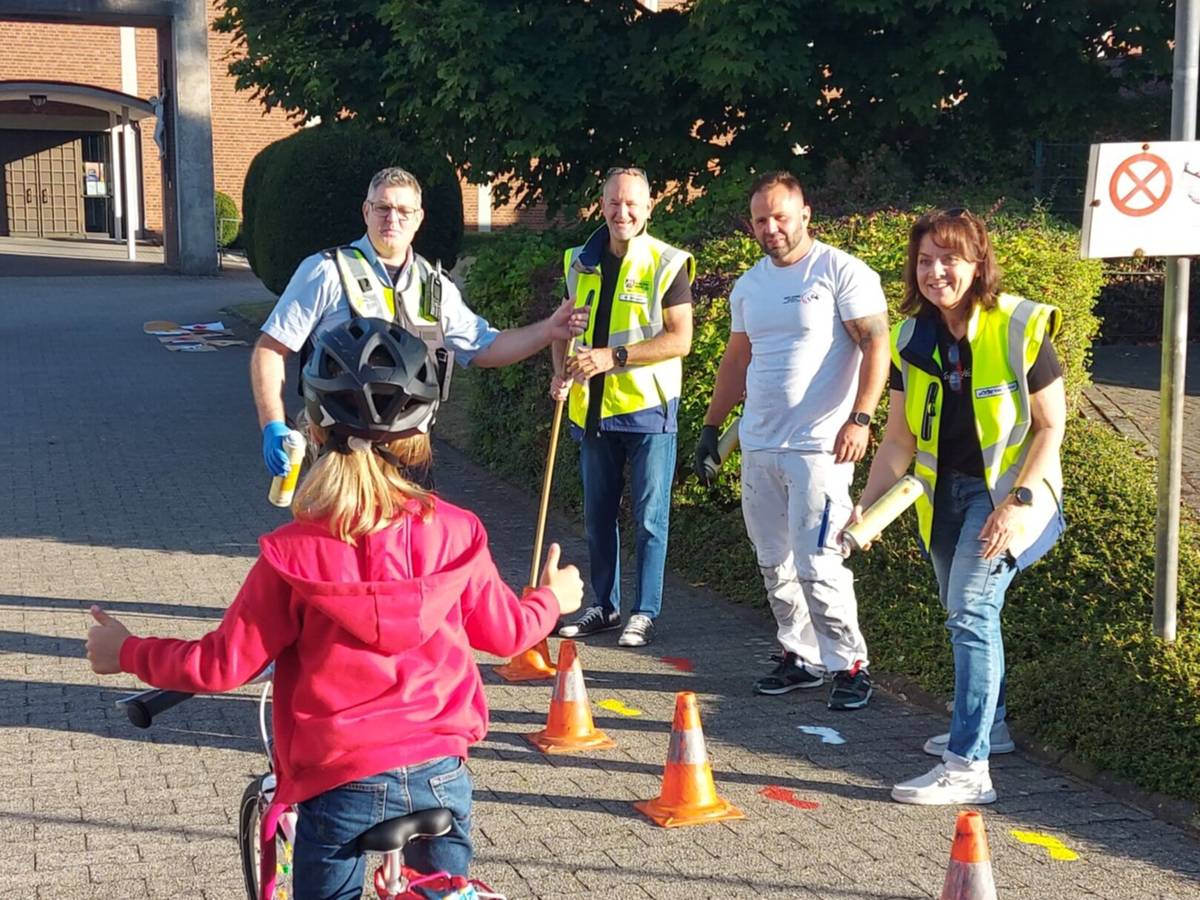 Fußspuren zeigen Kindern den sicheren Schulweg