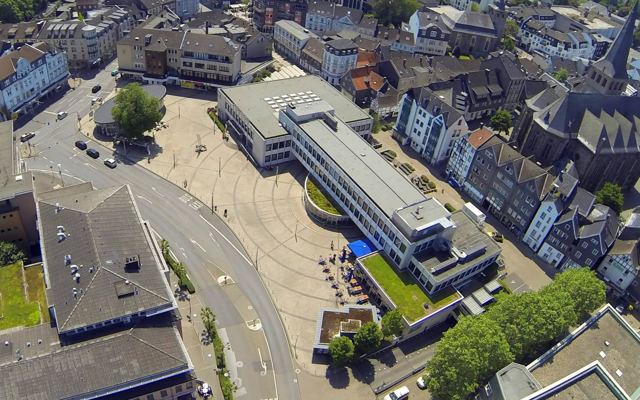 Mettmanns Jubiläumsplatz aus der Luft - hier ist Einzelhandels-Fördergebiet der Stadt. Foto: Kreisstadt Mettmann
