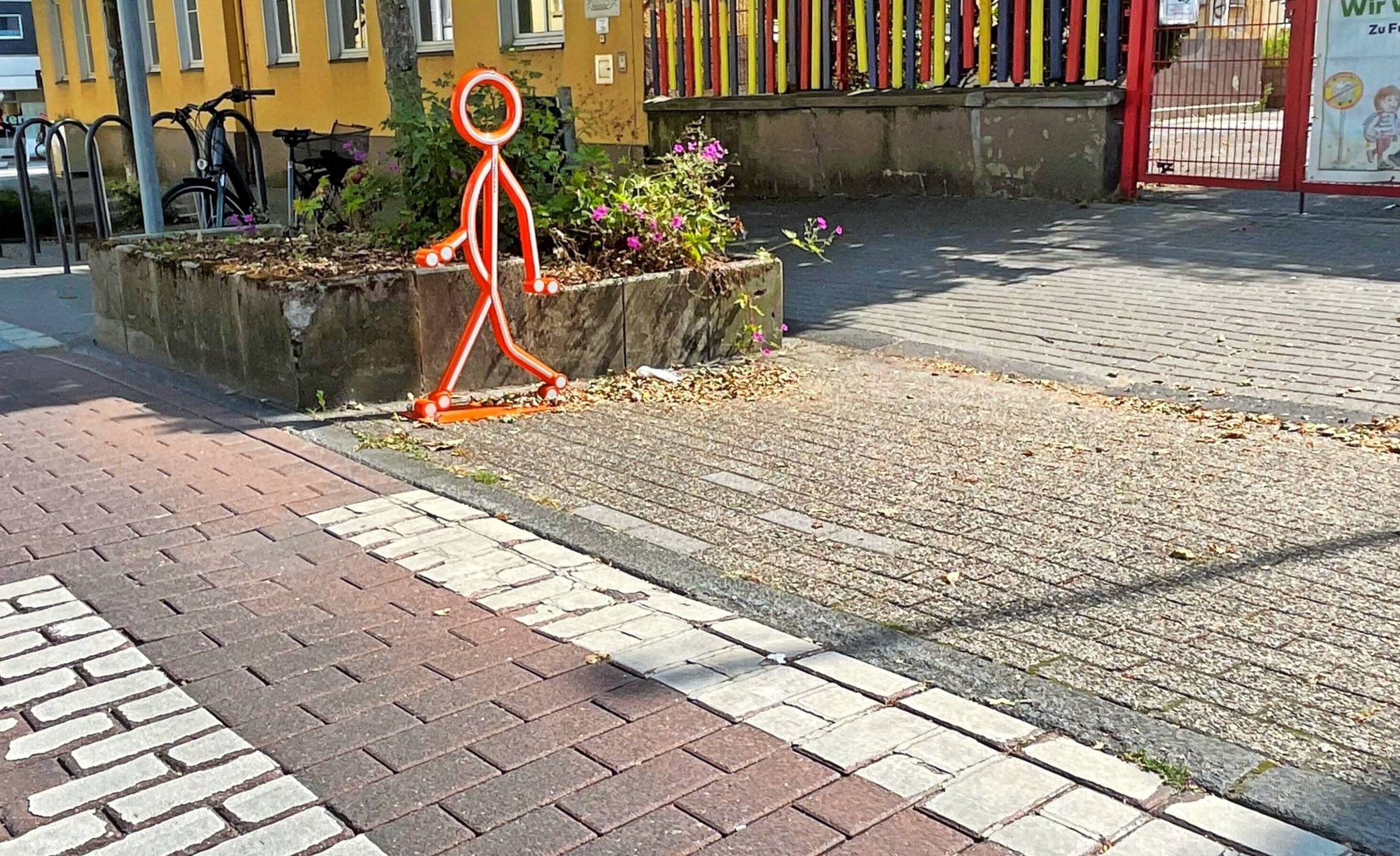  Am Zebrastreifen vor dem Schultor der Katholischen Grundschule hat man Figuren aufstellen lassen, die Autofahrer zur Vorsicht mahnen. Foto: Kreisstadt Mettmann 
