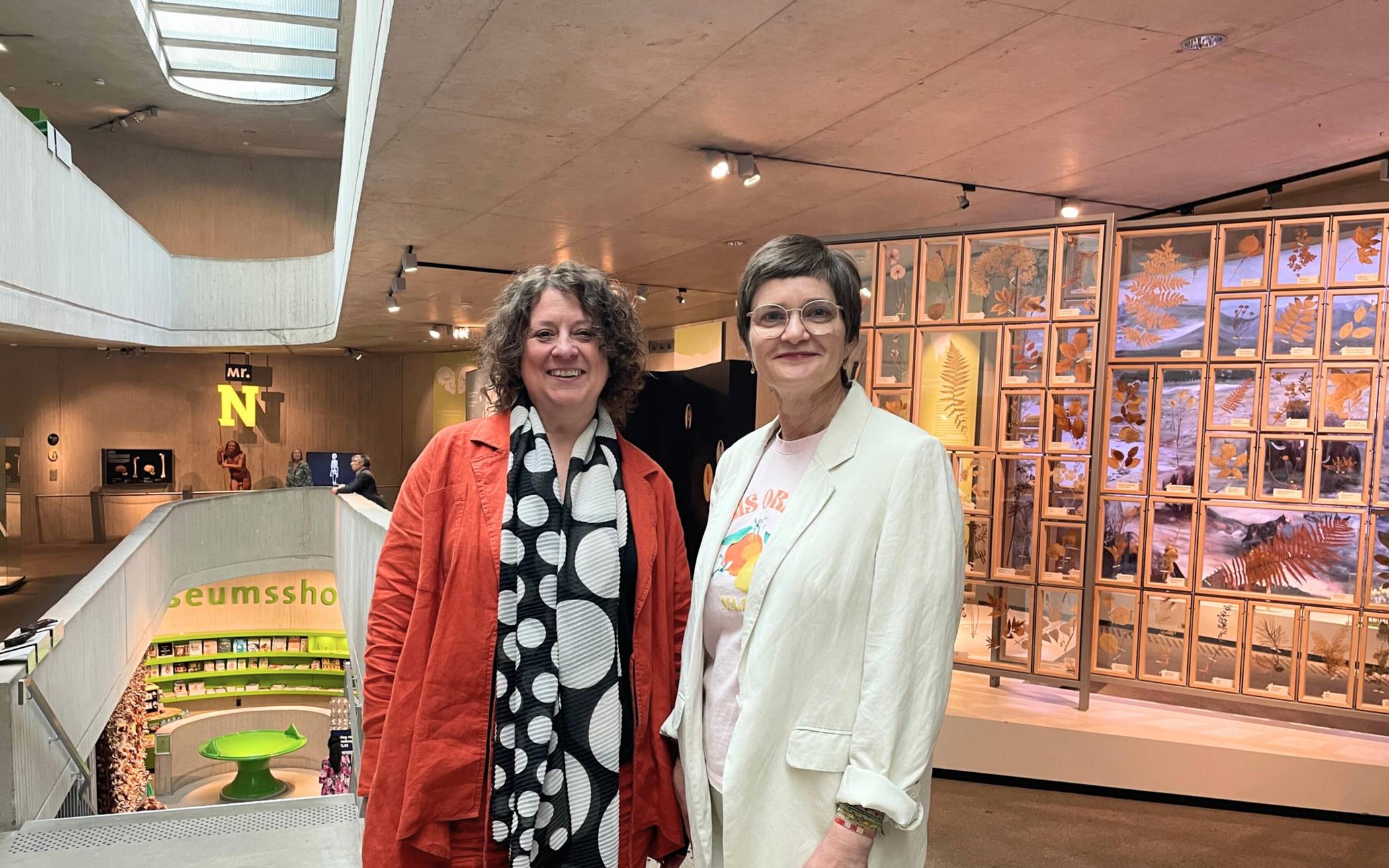 Colleen M. Schmitz (li) übernimmt Ausstellungs-