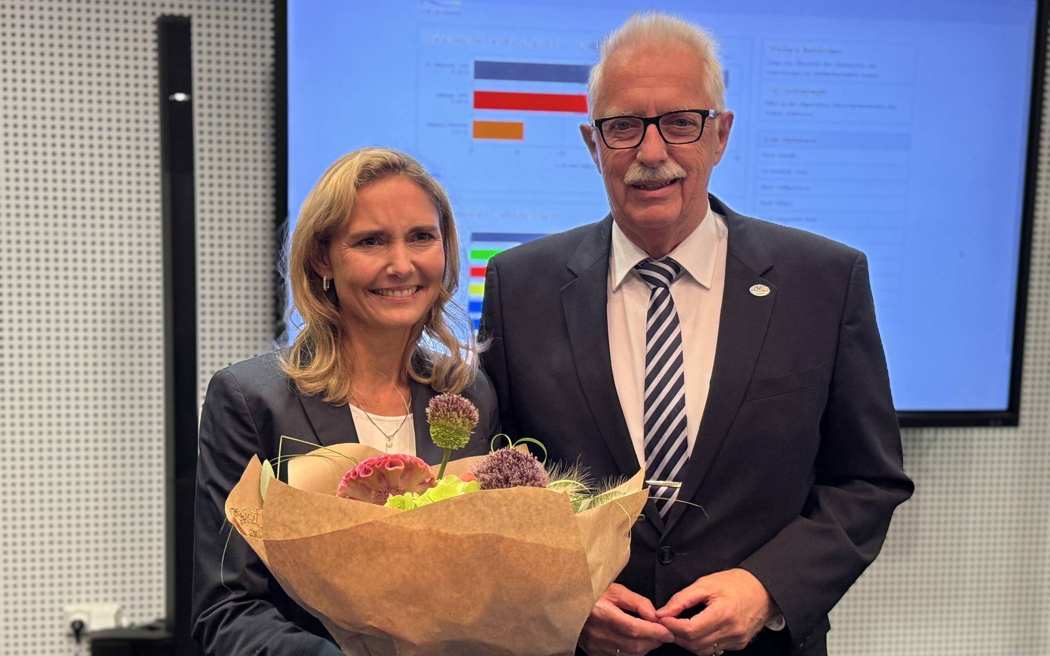 Neue Landrätin im Kreis Mettmann ist Dr. Bettina Warnecke (CDU). Erster Gratulant am Wahlabend war der scheidende, aber noch bis Ende Oktober amtierende Landrat Thomas Hendele. Warnecke wird ihr Amt im Kreishaus am 1. November antreten.