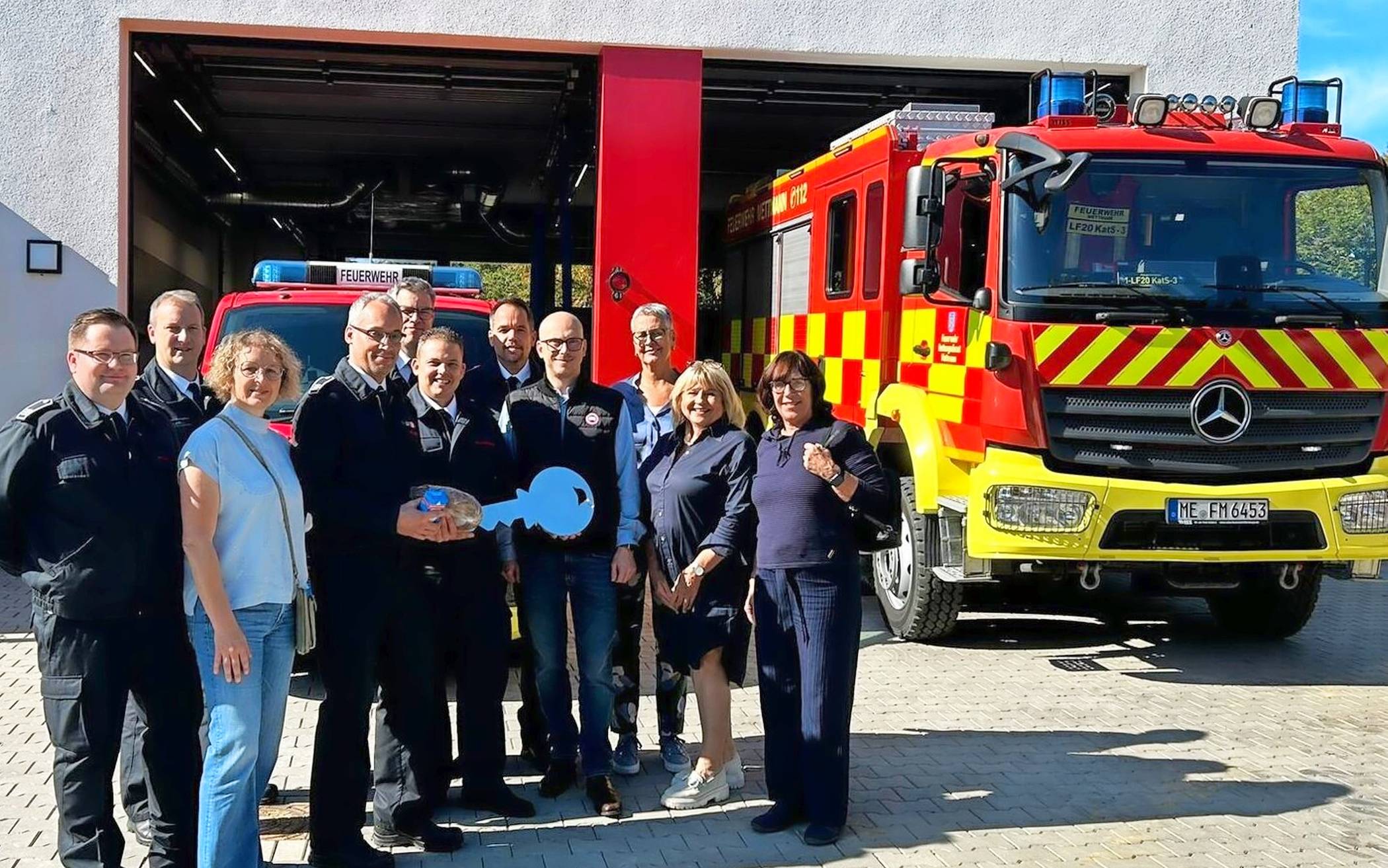 Beim Übergabetermin waren Vertreter aus dem Ehren- und Hauptamt der Feuerwehr Mettmann vertreten. 