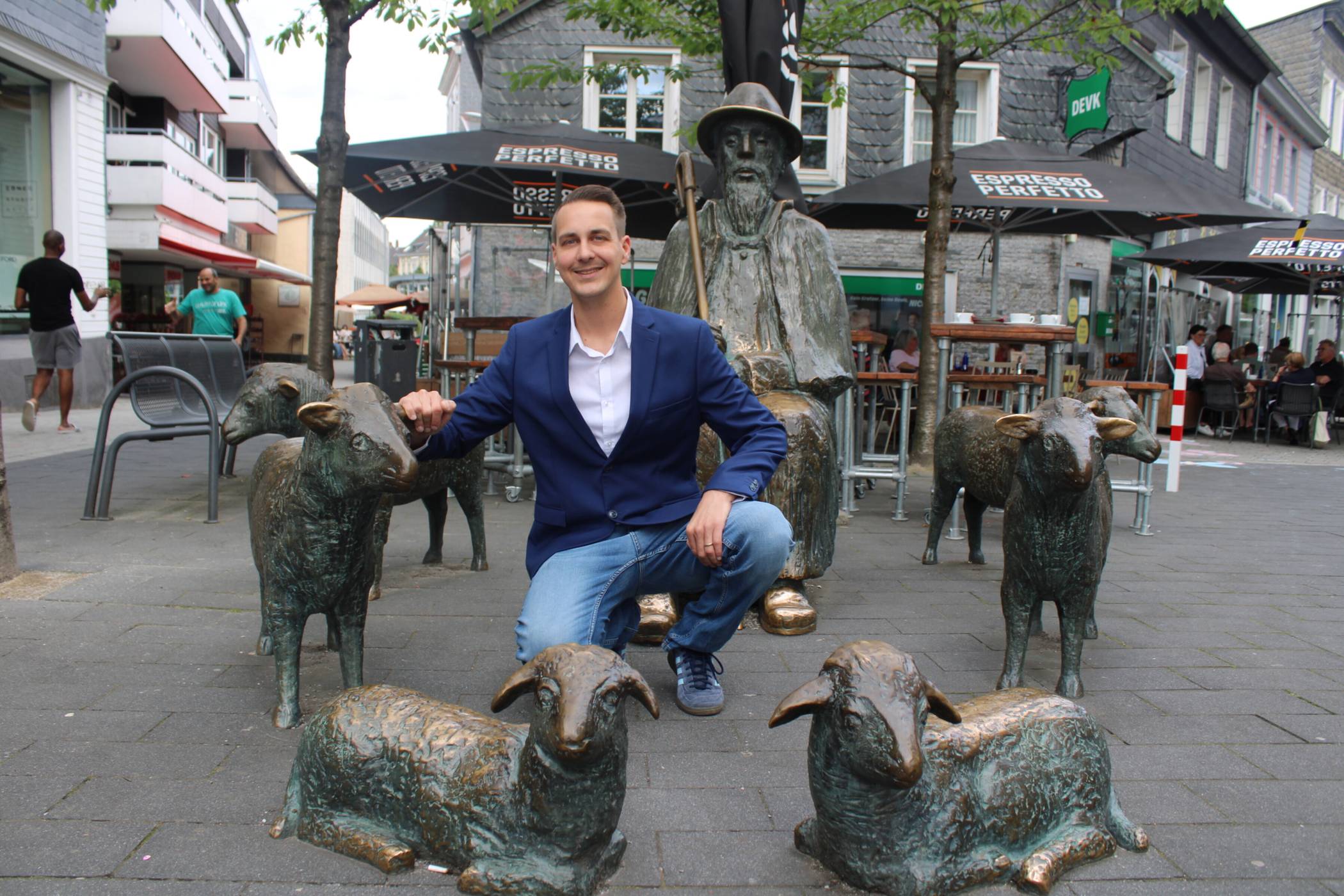  Öhrchen anfassen bringt Glück: André Bär inmitten der Schäfergruppe an der Freiheitstraße, einem Ort in Mettmann, den er und seine Familie besonders schätzen. 